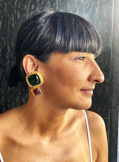 ICONIC CHANEL CLIP-ON EARRING Grünes und rotes Gießglas von Gripoix, Harz 1990er Jahre