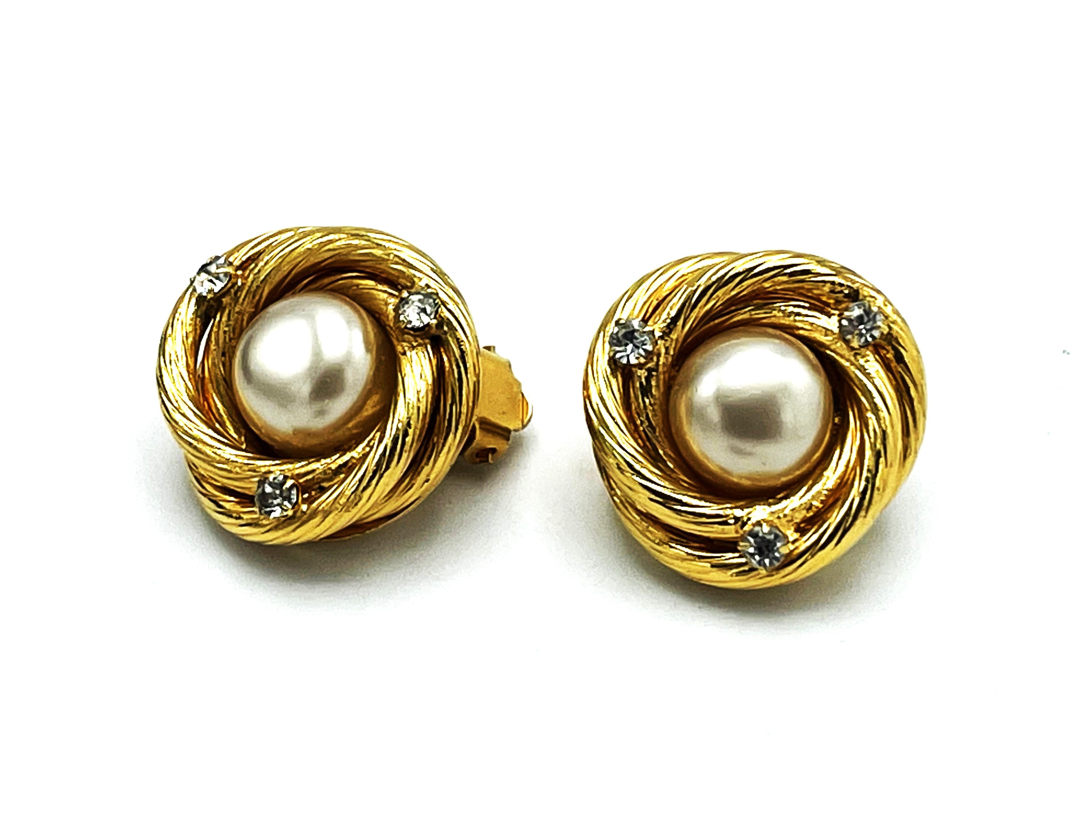Modern ICONIC CHANEL Clip-on earring, larg pearl with classic gold cord signed, 1995 P For Sale
