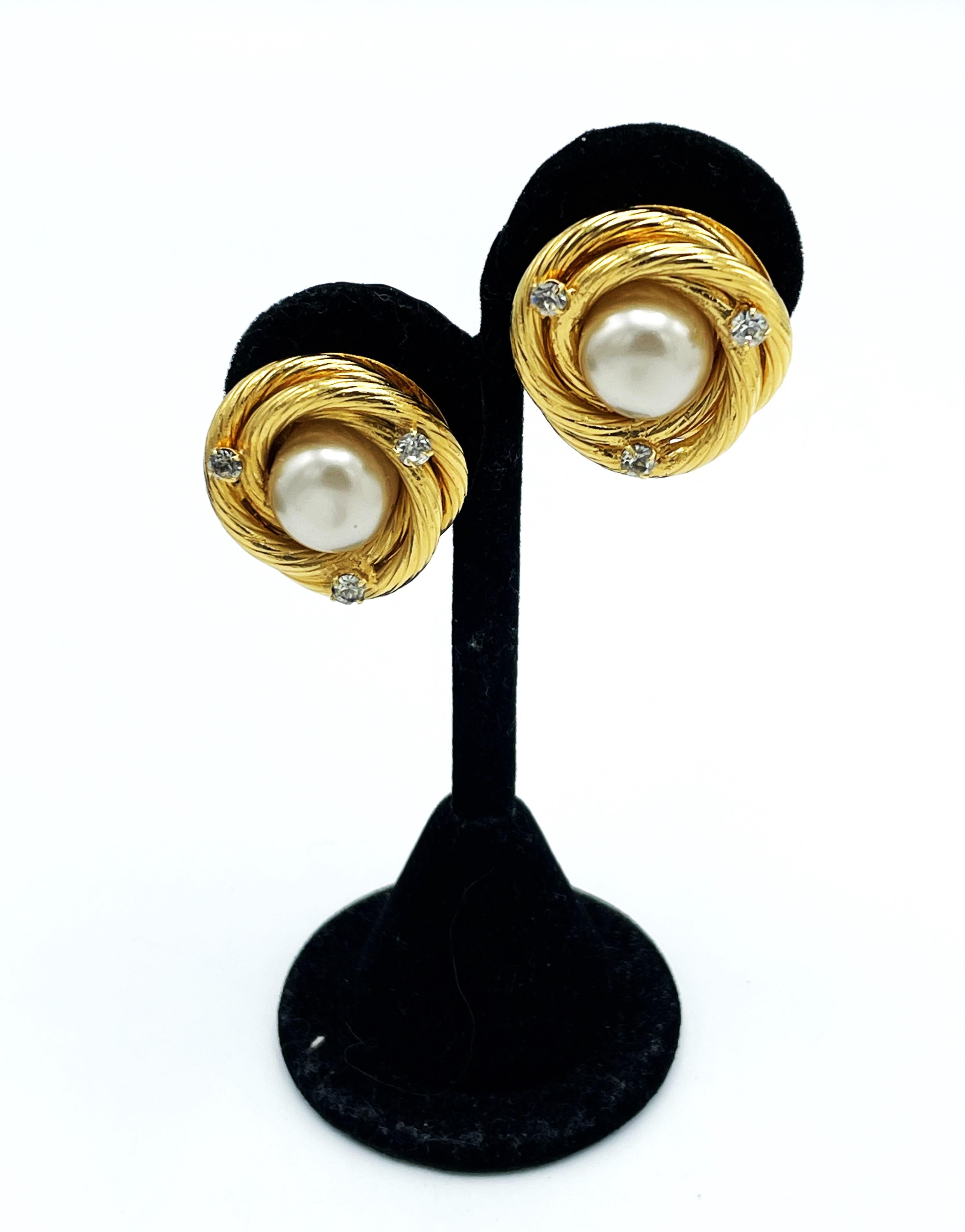Baguette Cut ICONIC CHANEL Clip-on earring, larg pearl with classic gold cord signed, 1995 P For Sale