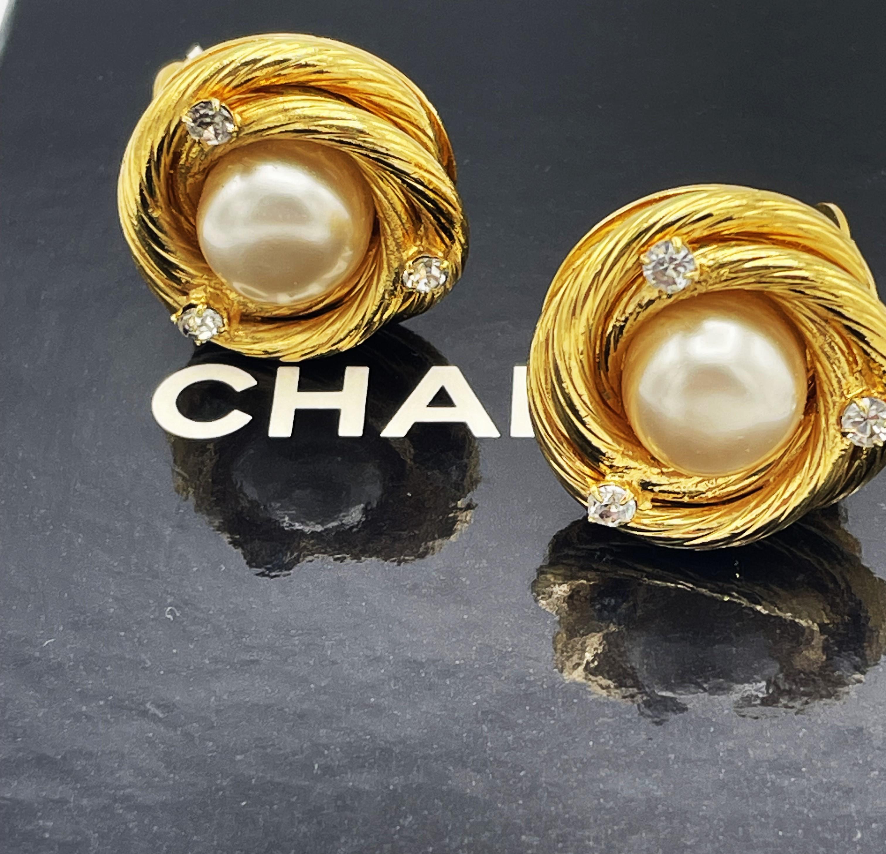 ICONIC CHANEL Clip-on earring, larg pearl with classic gold cord signed, 1995 P In Excellent Condition For Sale In Stuttgart, DE