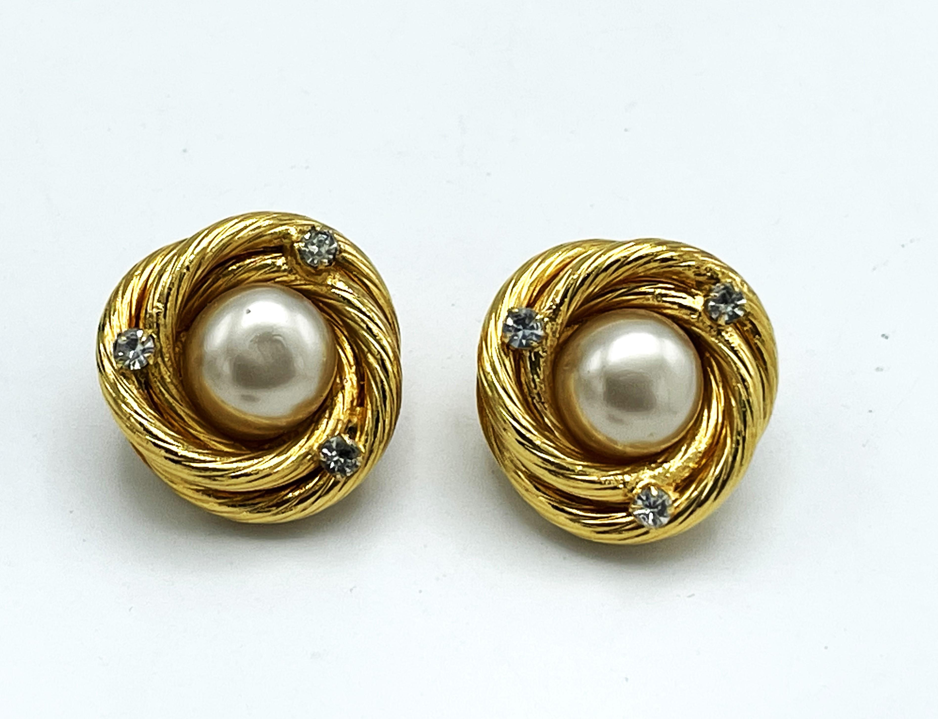 ICONIC CHANEL Clip-on earring, larg pearl with classic gold cord signed, 1995 P For Sale 1