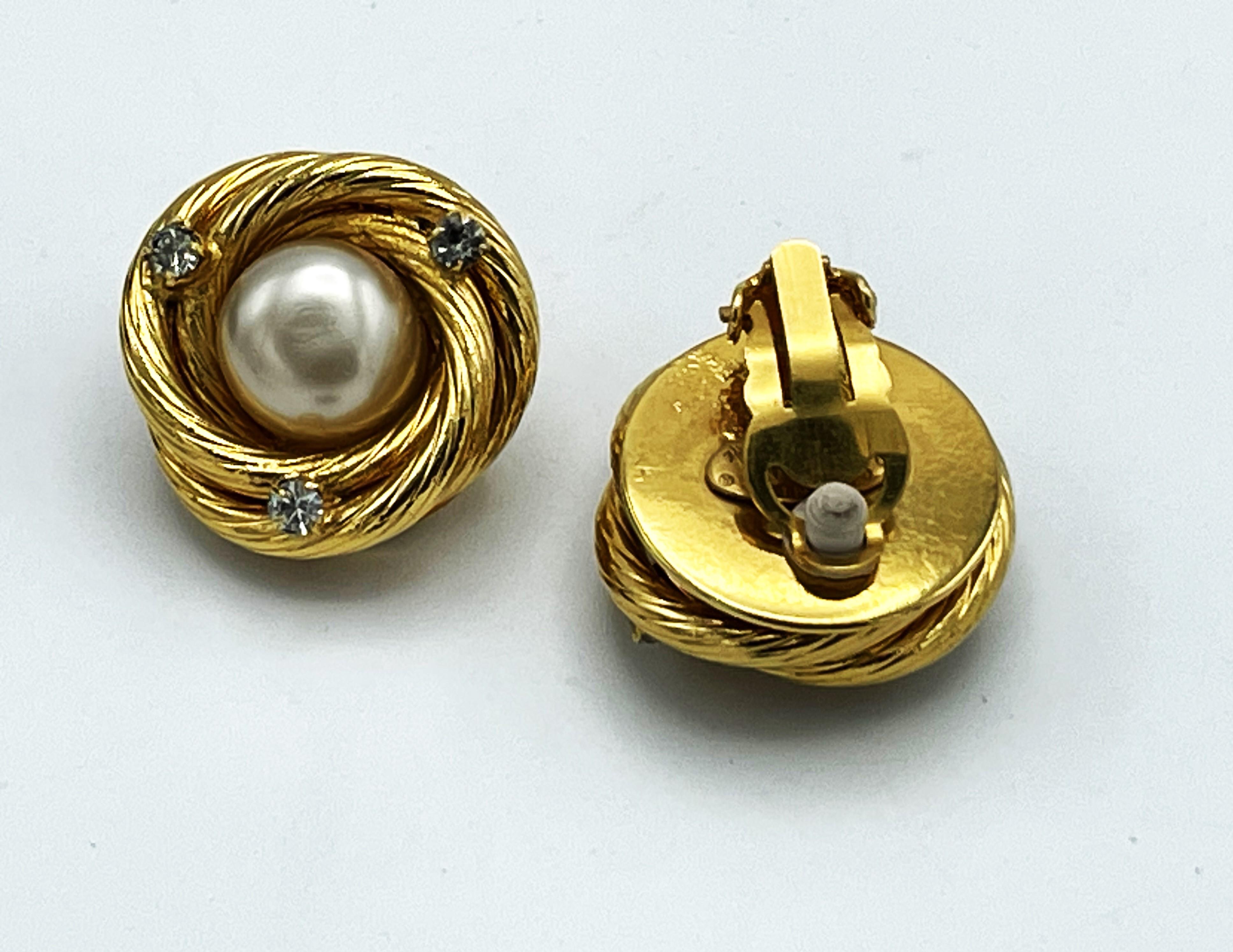 ICONIC CHANEL Clip-on earring, larg pearl with classic gold cord signed, 1995 P For Sale 2