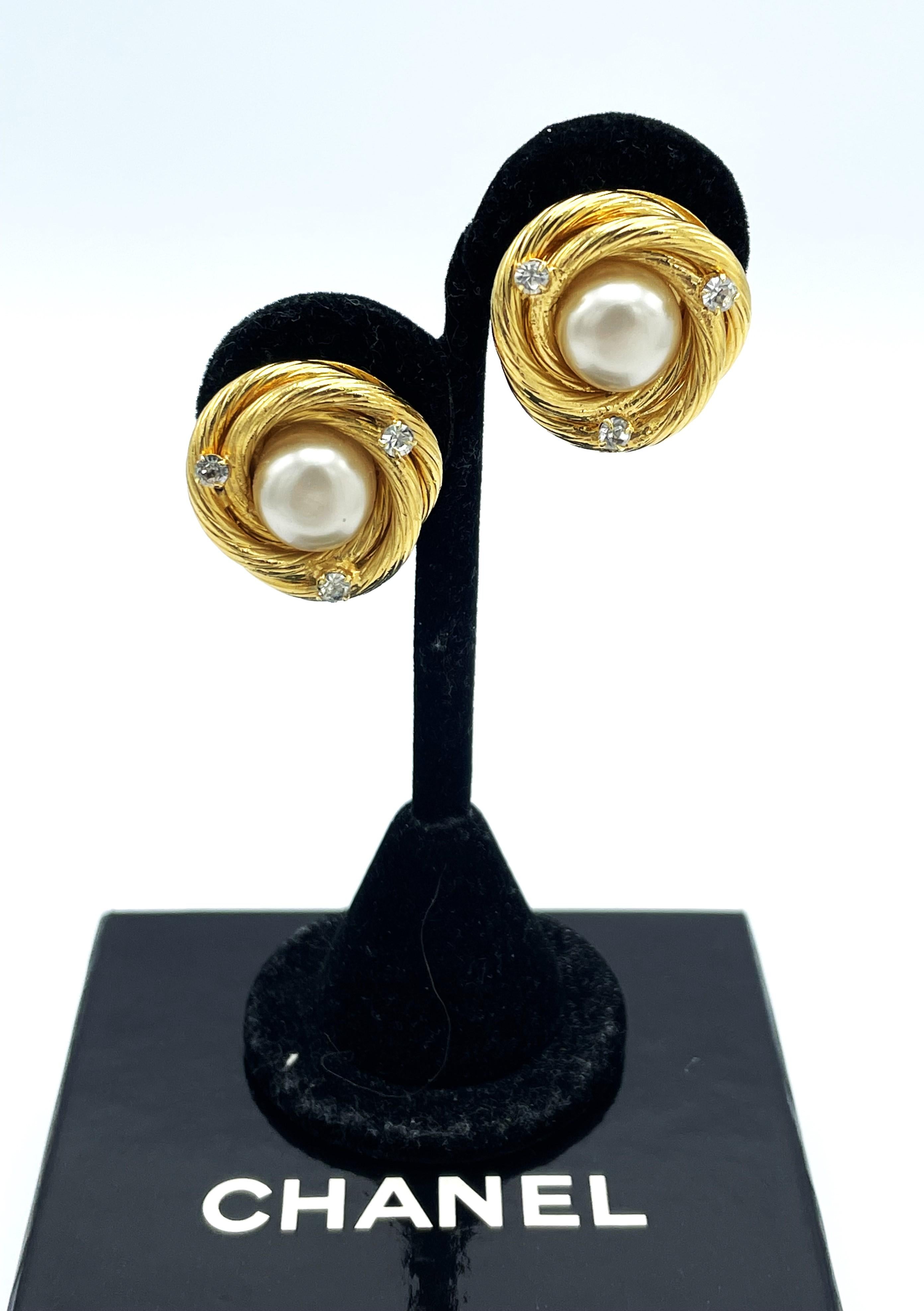 ICONIC CHANEL Clip-on earring, larg pearl with classic gold cord signed, 1995 P For Sale 3