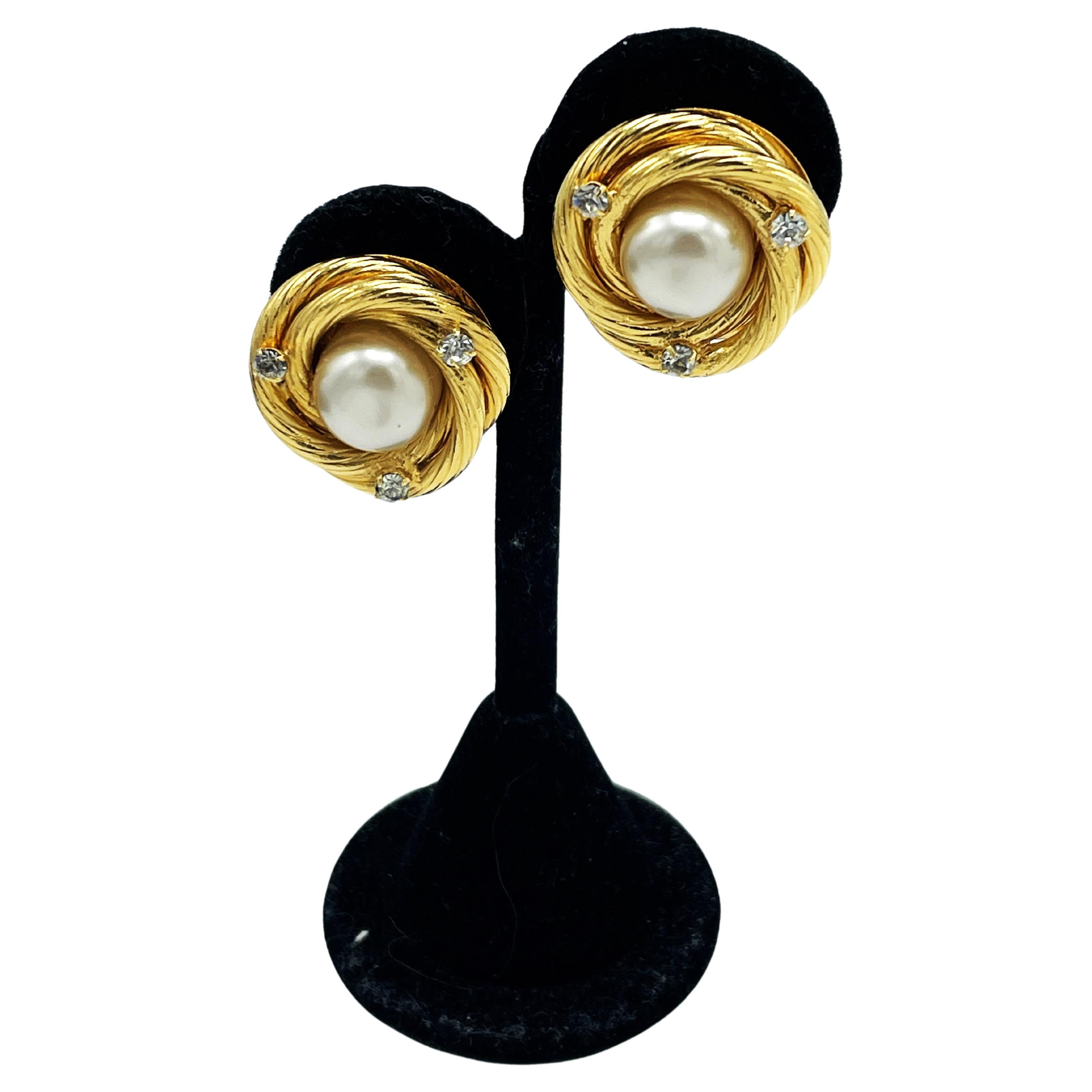 ICONIC CHANEL Clip-on earring, larg pearl with classic gold cord signed, 1995 P For Sale