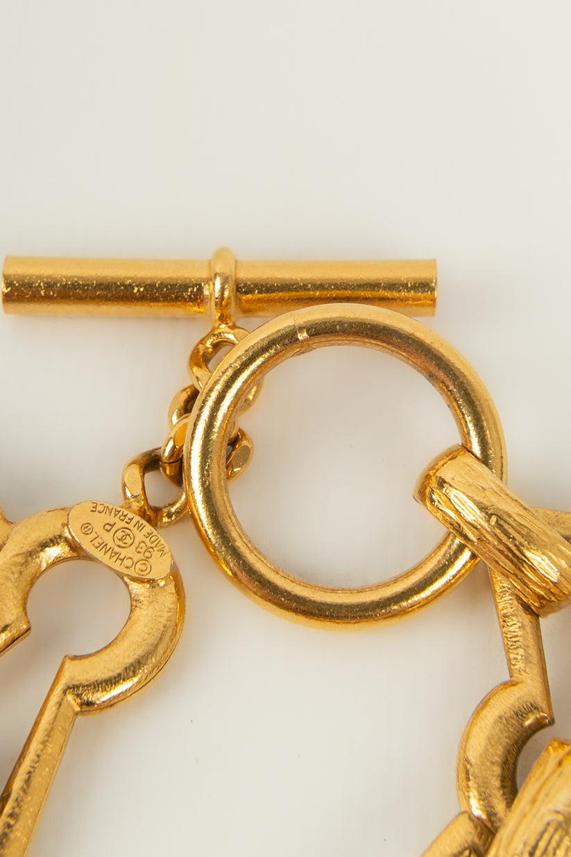 Ikonisches Chanel-Armband „ Keys“ aus vergoldetem Metall, 1993 im Zustand „Hervorragend“ im Angebot in SAINT-OUEN-SUR-SEINE, FR