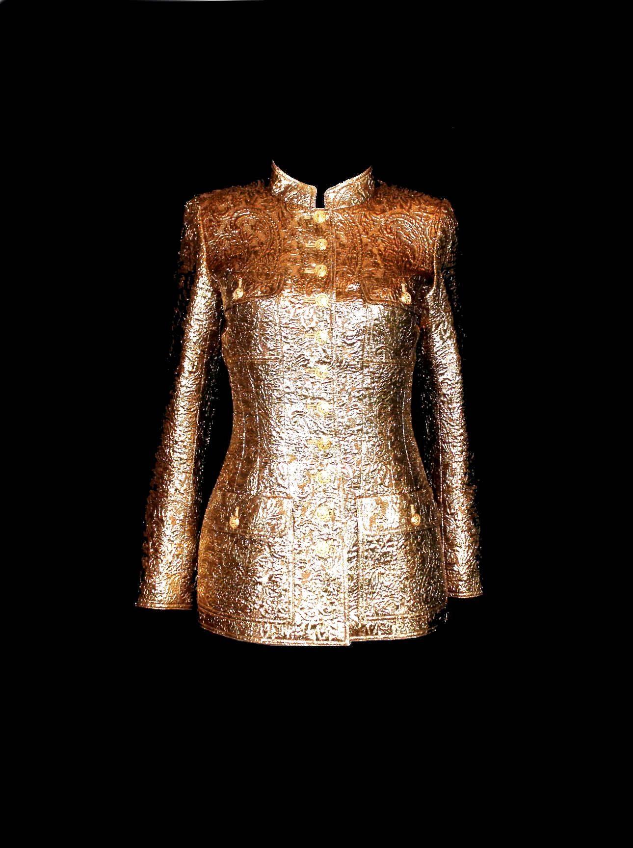 A true icon designed by Karl Lagerfeld for Chanel
AW 1996 collection
Golden metallic jacket
3D structure
Golden buttons in front and on sleeves with CC logo
Fully lined with beige CC logo silk
Seen in the Chanel exhibition in the Metropolitan Museum