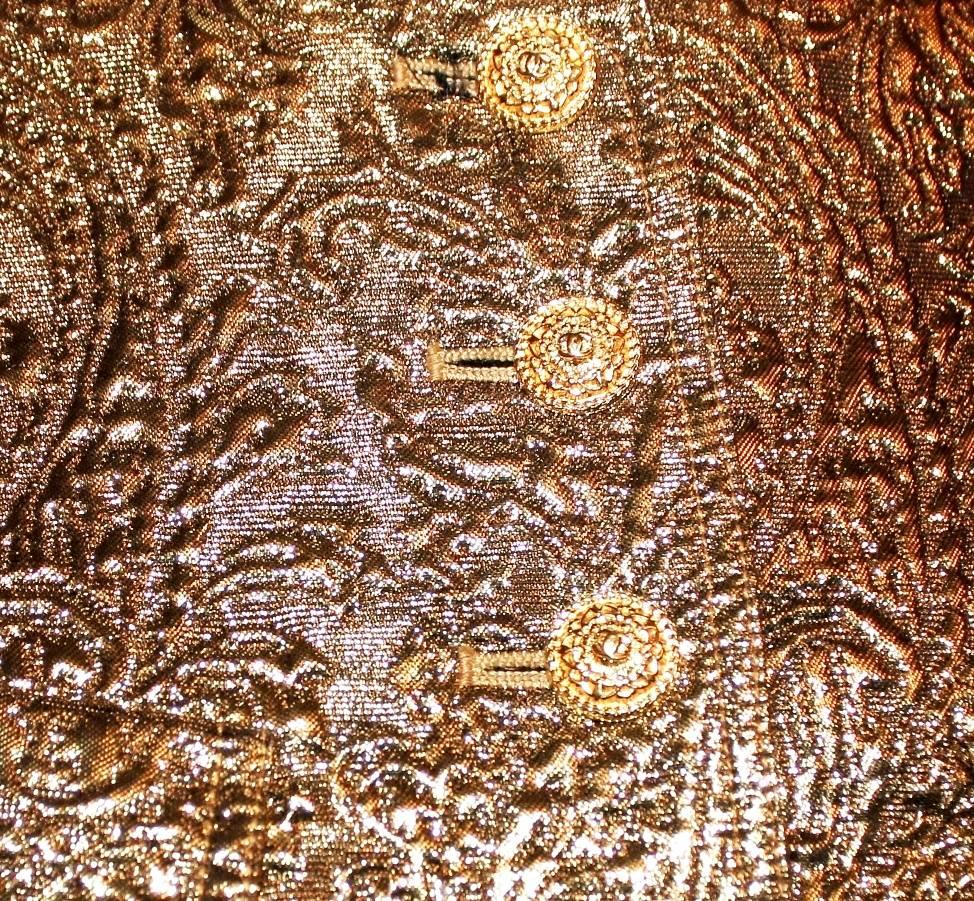 NEU, NEU  Ikonische Chanel Golden Metallic 3D strukturierte Jacke Blazer im Zustand „Gut“ im Angebot in Switzerland, CH
