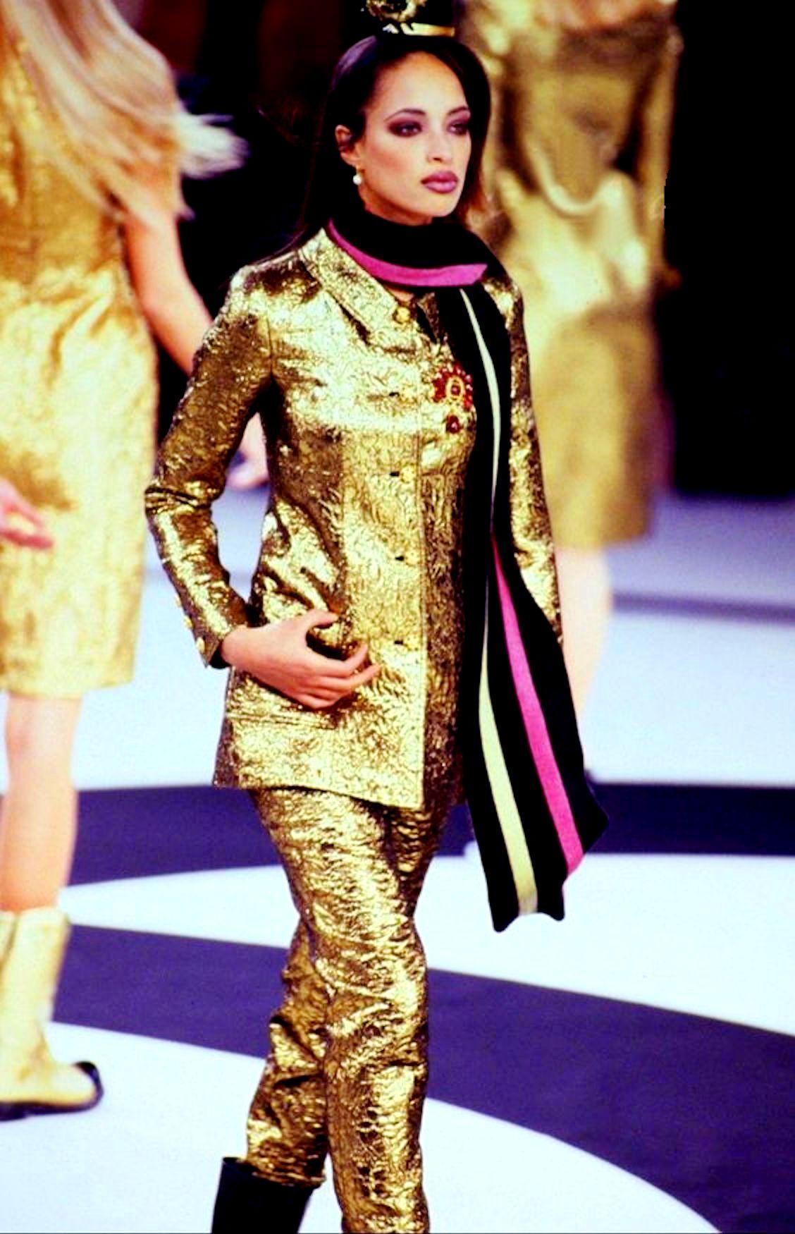 UNWORN Chanel FW 1996 Iconic Golden Metallic 3D Structured Jacket Blazer  40 For Sale 1