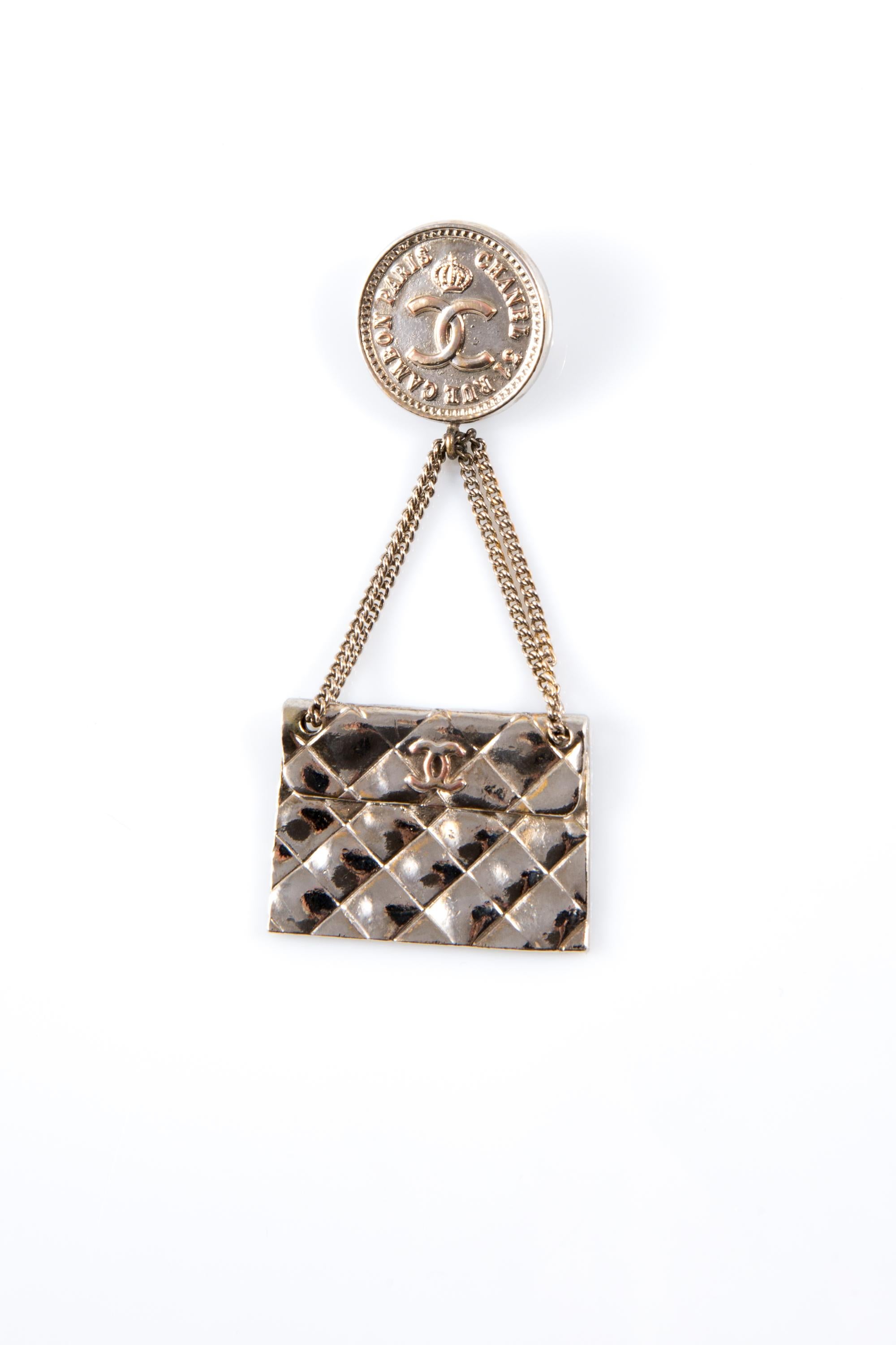 Ikonische Chanel Silber Ton CC Tasche Brosche im Angebot 2