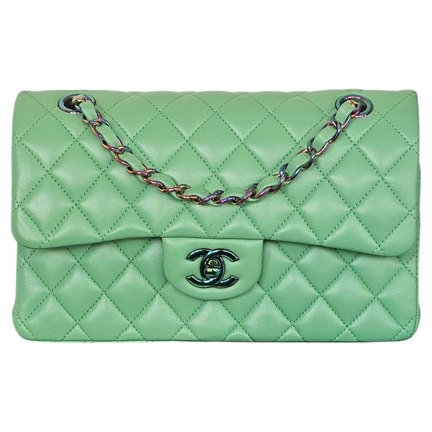 Ensemble complet du sac Chanel emblématique « Small Double Flap » en cuir d'agneau vert menthe, modèle « Rainbow HW Box »