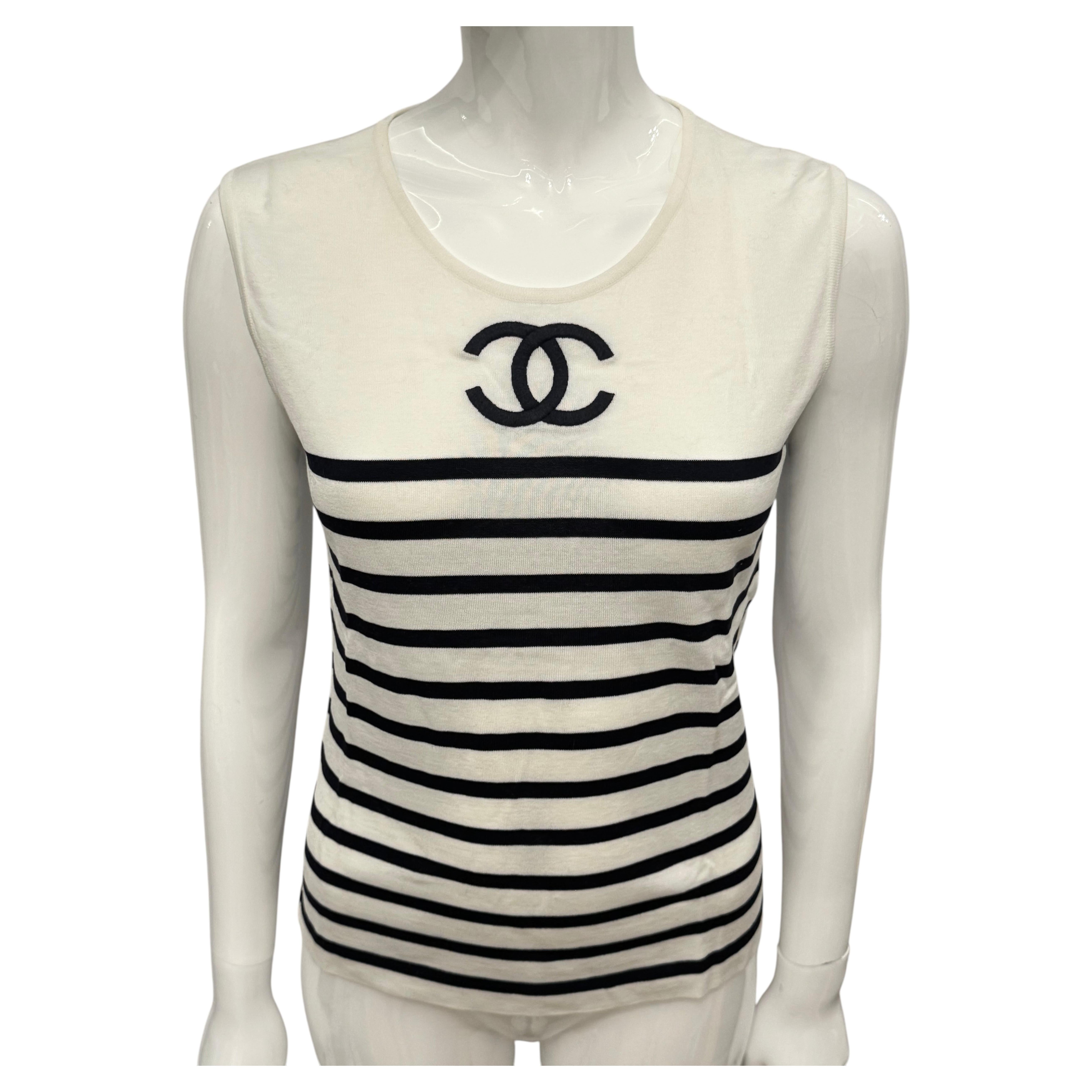 Haut en maille nautique emblématique au logo CC de Chanel, issu du défilé printemps-été 1994, signé Karl