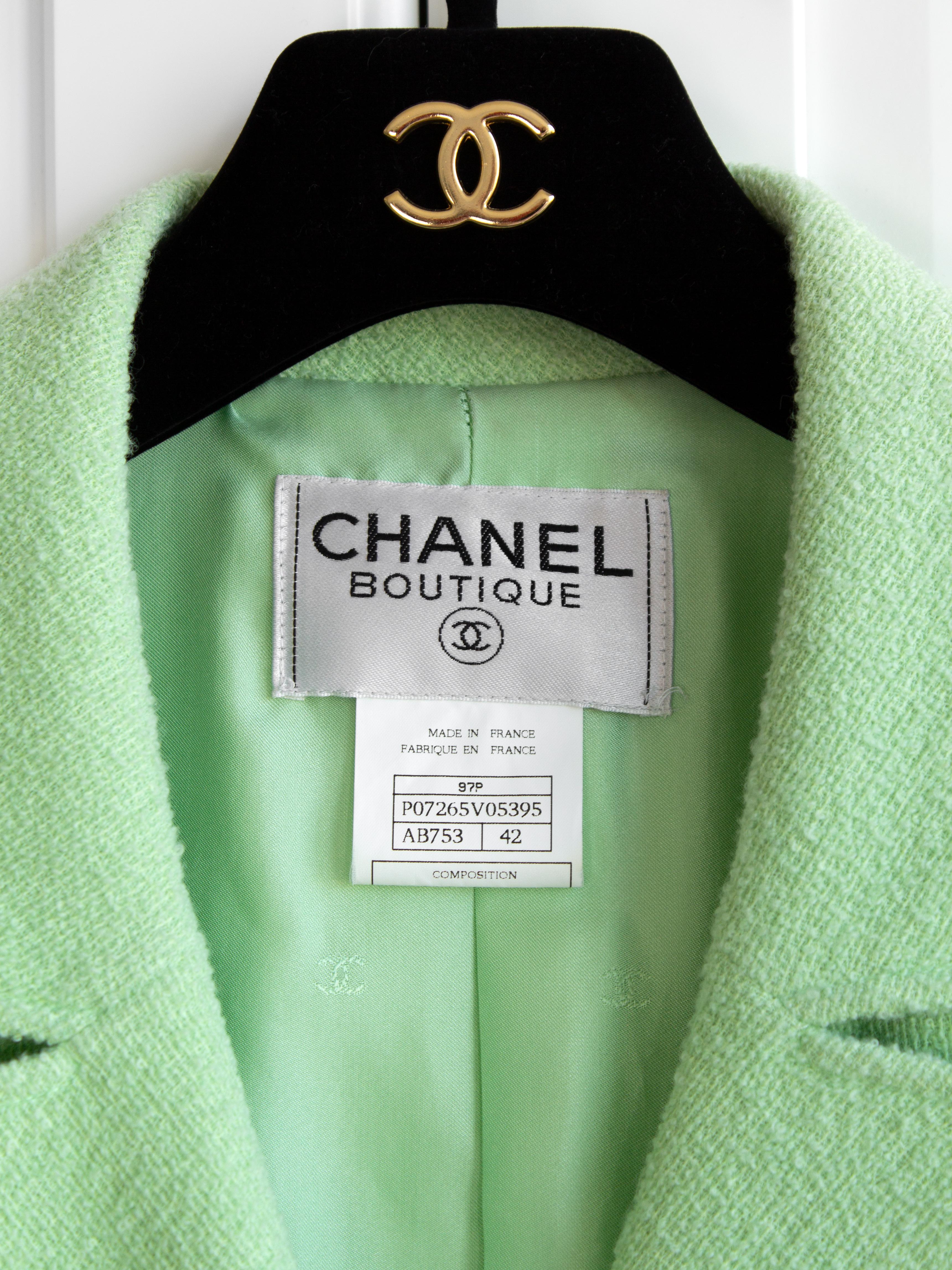 Iconic Chanel Vintage Princess Diana S/S 1997 Green Tweed CC 97P Jacket In Good Condition For Sale In Jersey City, NJ