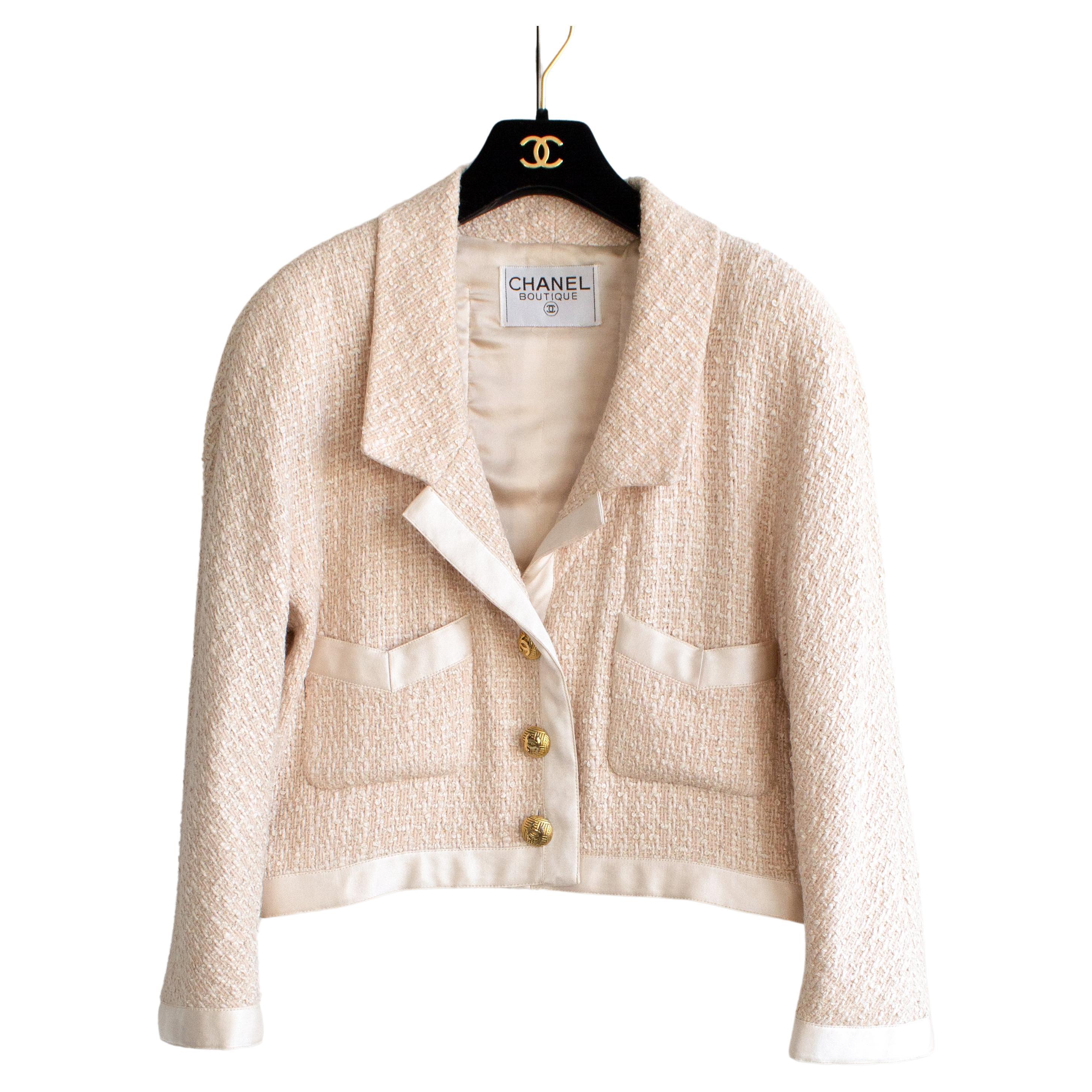 Iconica giacca Chanel Vintage P E 1990 in raso rosa ecru e tweed oro CC in vendita su 1stDibs