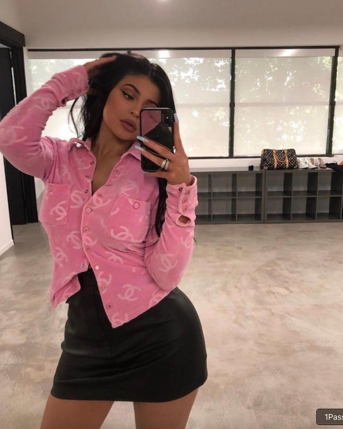 Iconic Chanel Vintage S/S 1996 Pink Velour CC Logo Button 96P Top In Good Condition For Sale In Jersey City, NJ