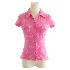 Ikonische Chanel Vintage F/S 1996 Rosa Velour CC Logo Knopfleiste 96P Top