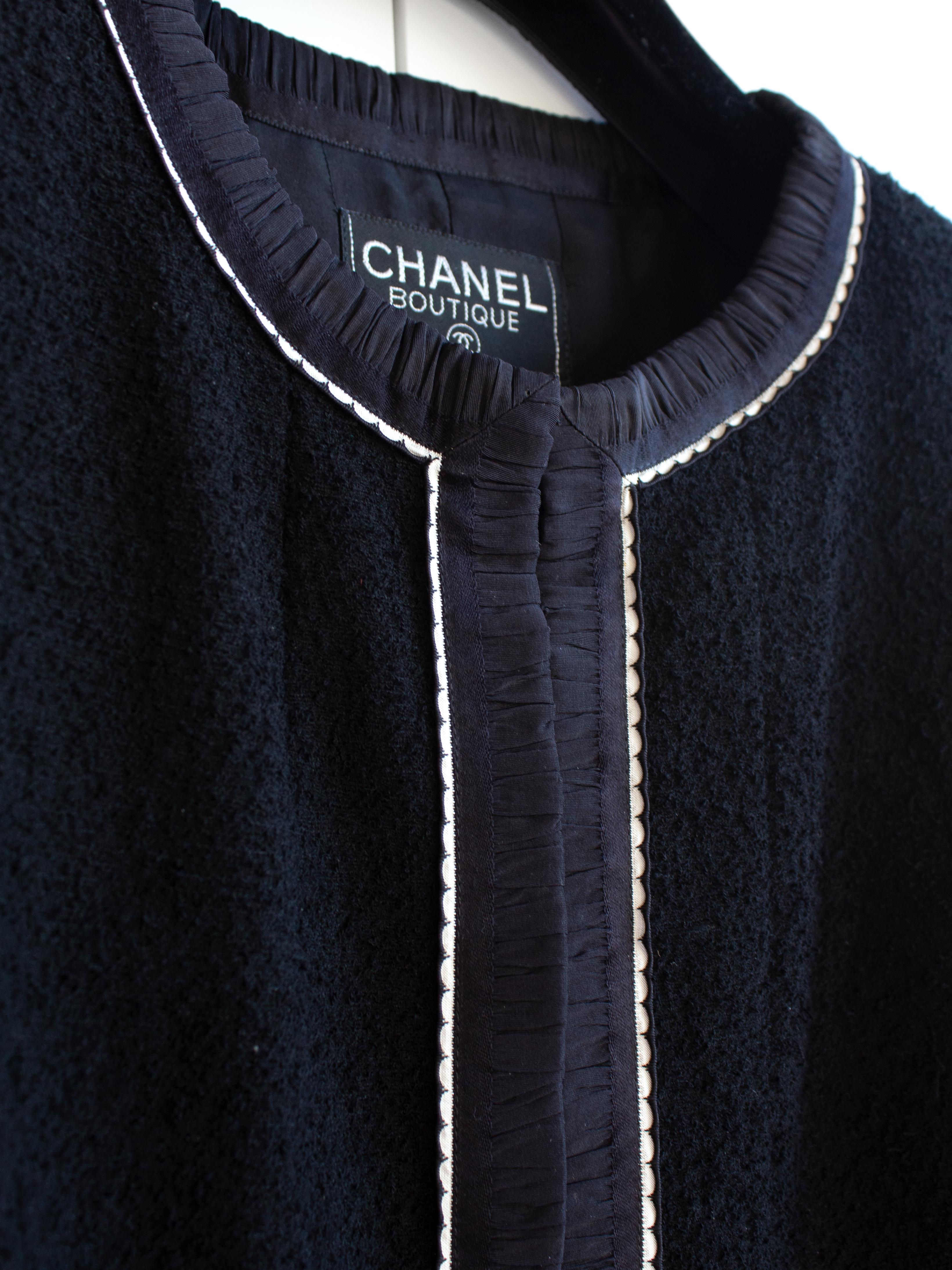 Tailleur jupe emblématique Chanel Vintage S/S1994 bleu marine et blanc bordé de bordures 94P 6