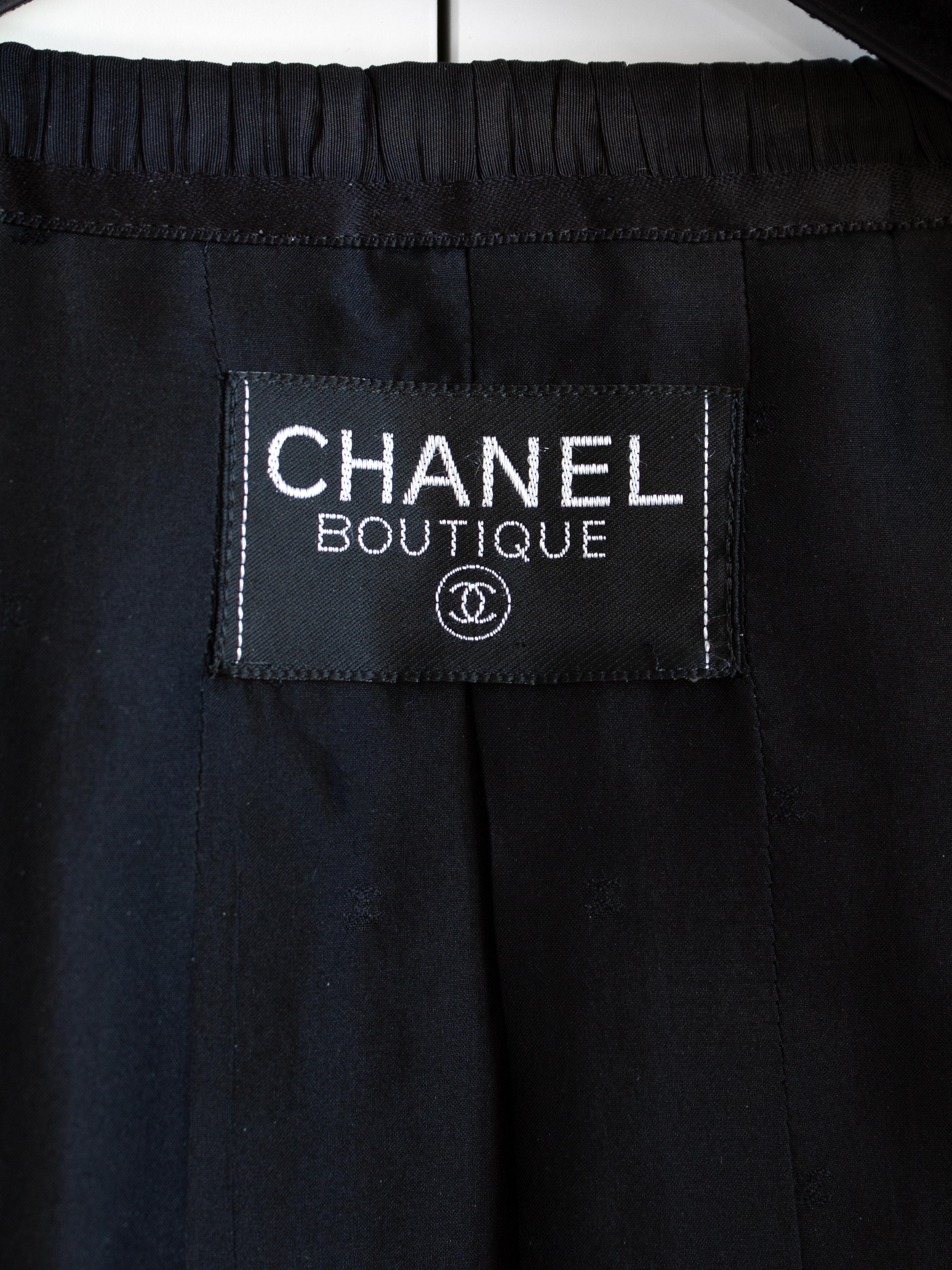 Tailleur jupe emblématique Chanel Vintage S/S1994 bleu marine et blanc bordé de bordures 94P 7
