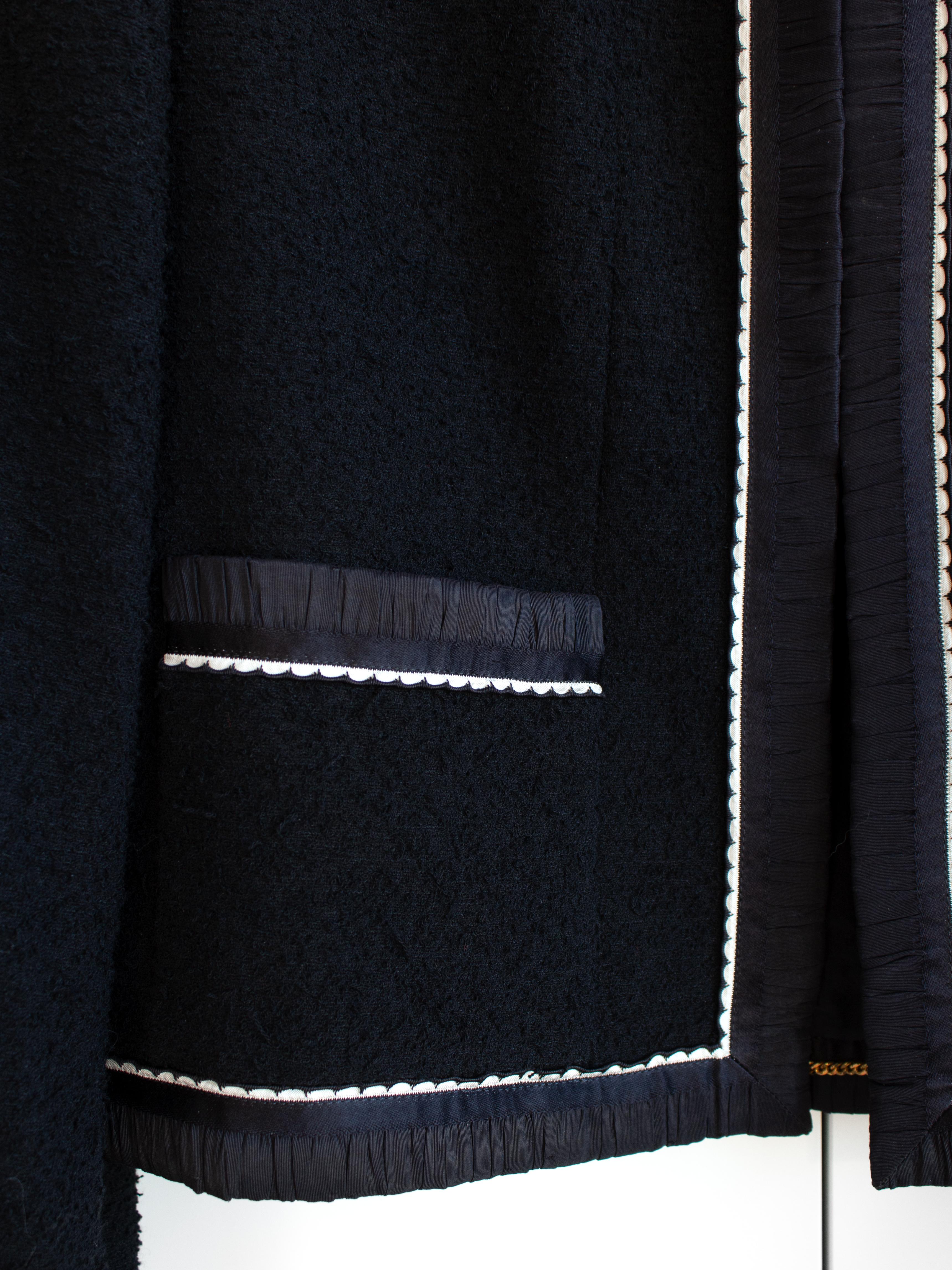 Tailleur jupe emblématique Chanel Vintage S/S1994 bleu marine et blanc bordé de bordures 94P 8
