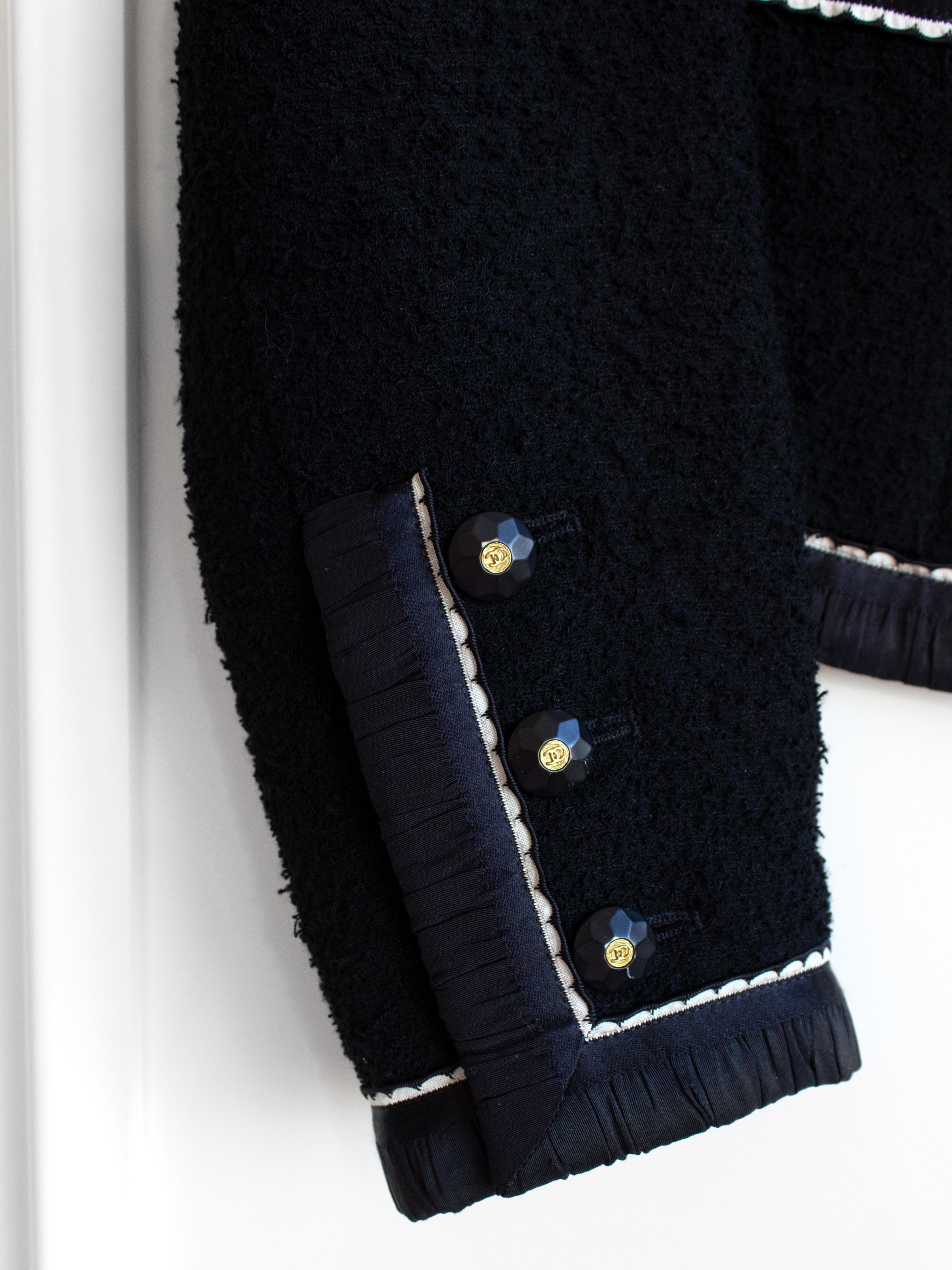 Tailleur jupe emblématique Chanel Vintage S/S1994 bleu marine et blanc bordé de bordures 94P 9