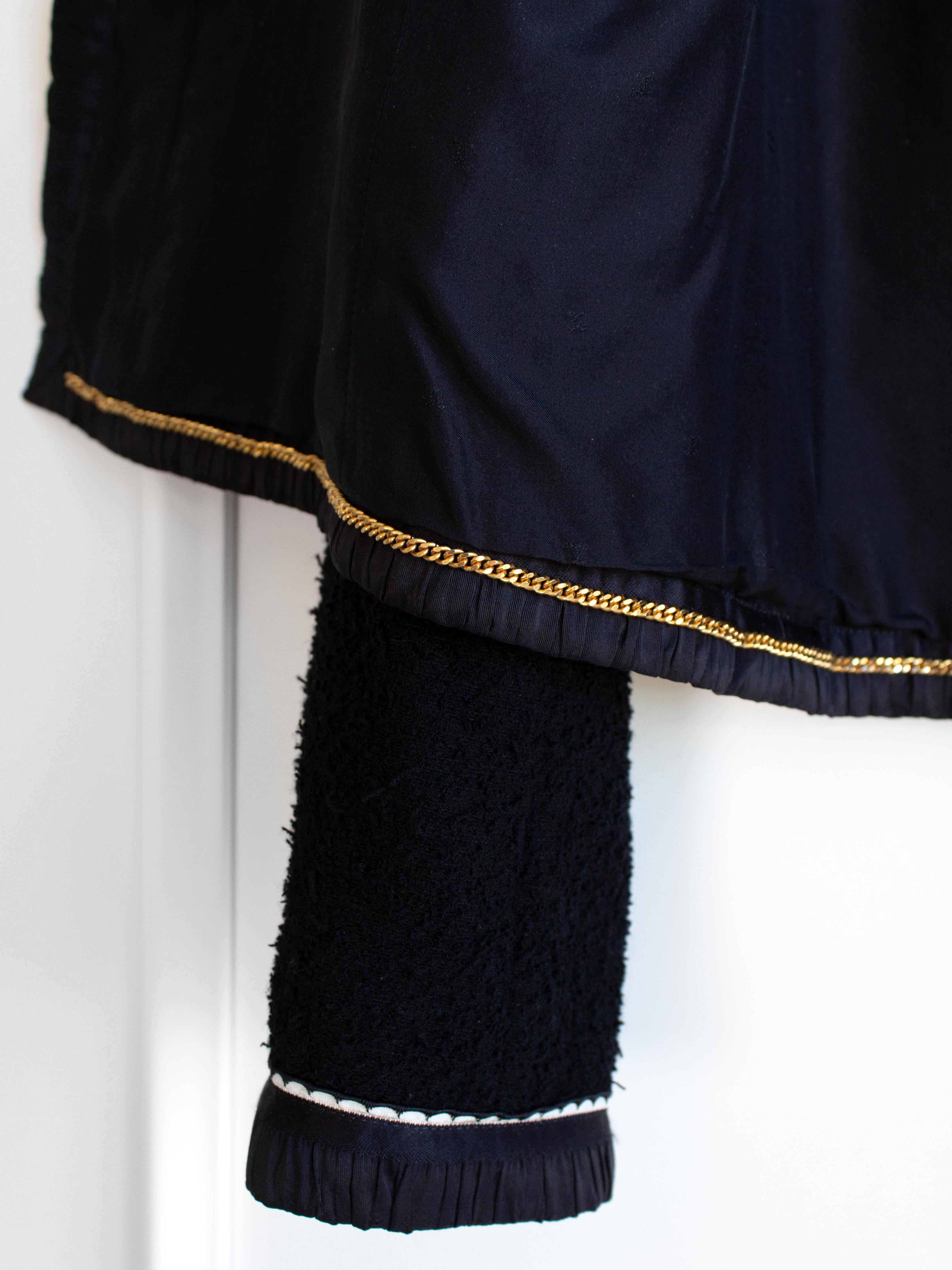 Tailleur jupe emblématique Chanel Vintage S/S1994 bleu marine et blanc bordé de bordures 94P 11