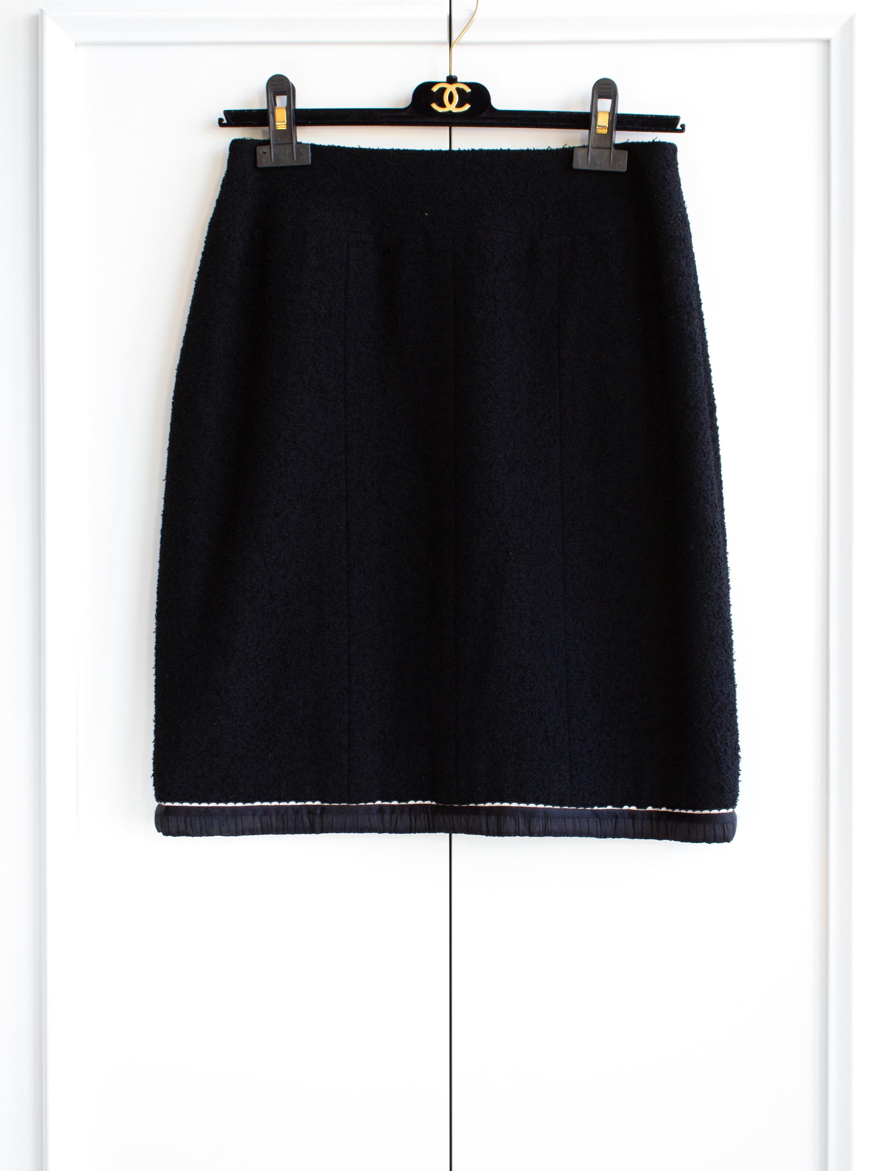 Tailleur jupe emblématique Chanel Vintage S/S1994 bleu marine et blanc bordé de bordures 94P 12