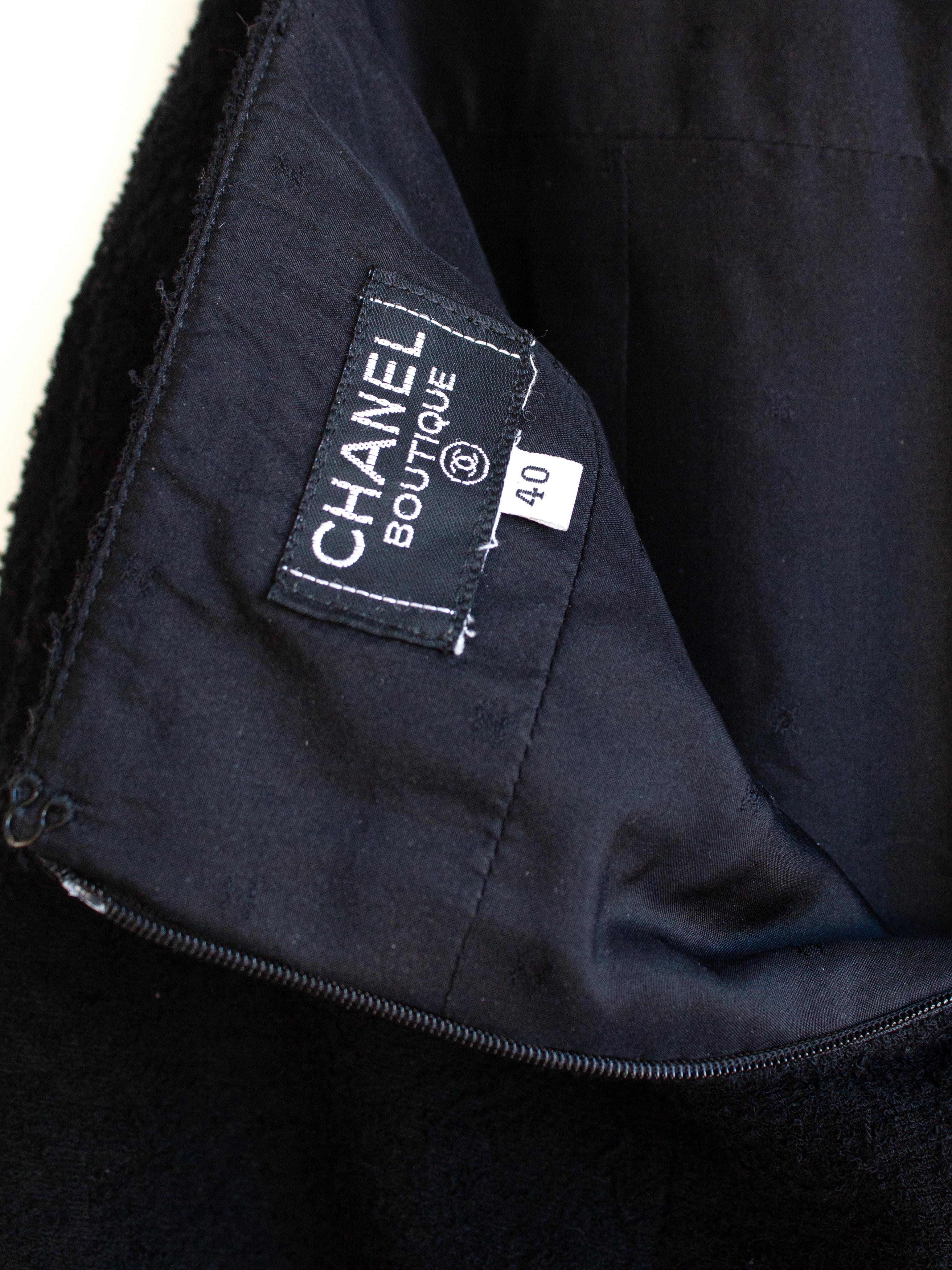 Tailleur jupe emblématique Chanel Vintage S/S1994 bleu marine et blanc bordé de bordures 94P 13