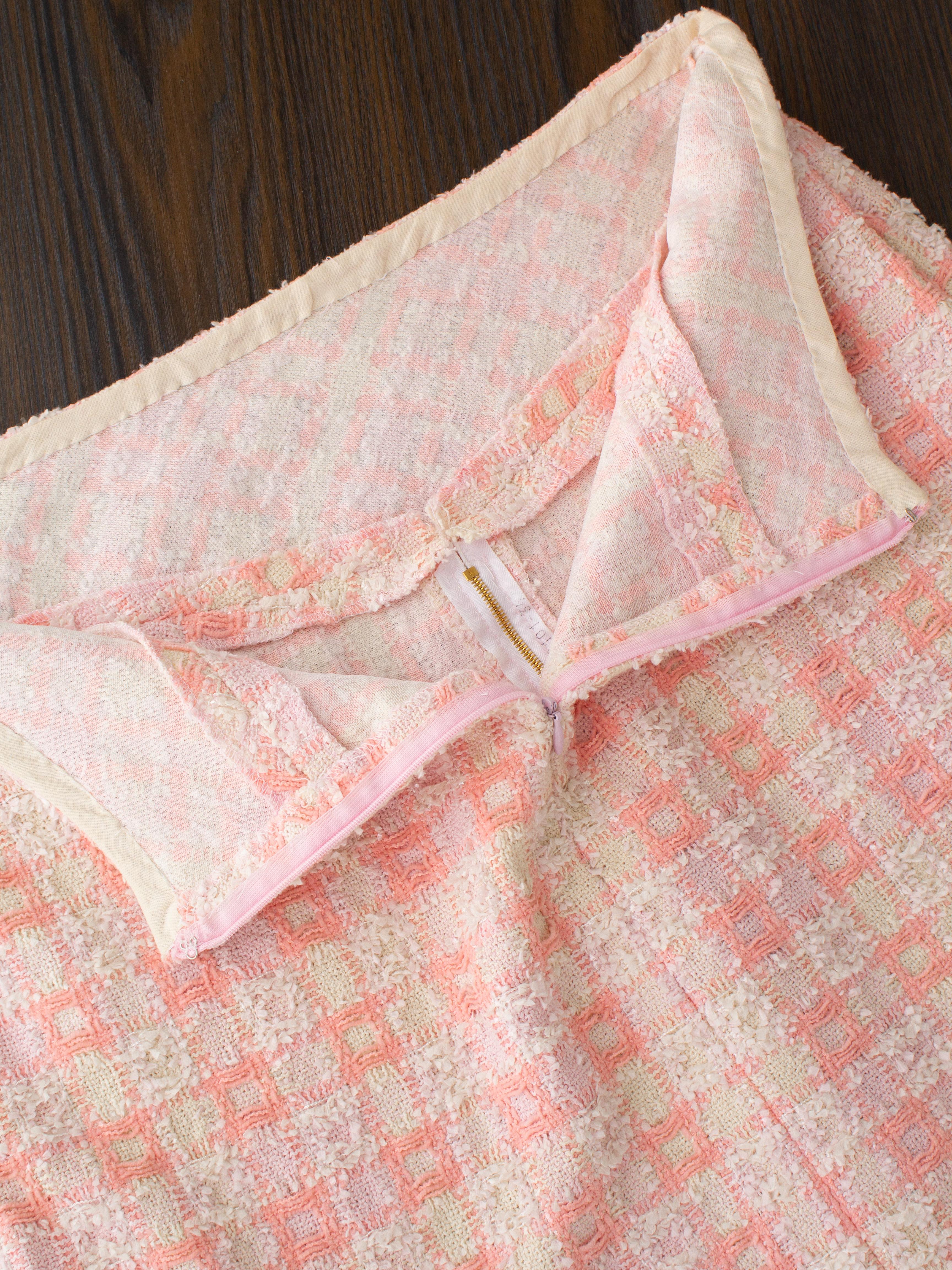 Iconic Chanel Vintage S/S1995 Barbie Pink Sequin Tweed 95P Jacket Suit For Sale 12