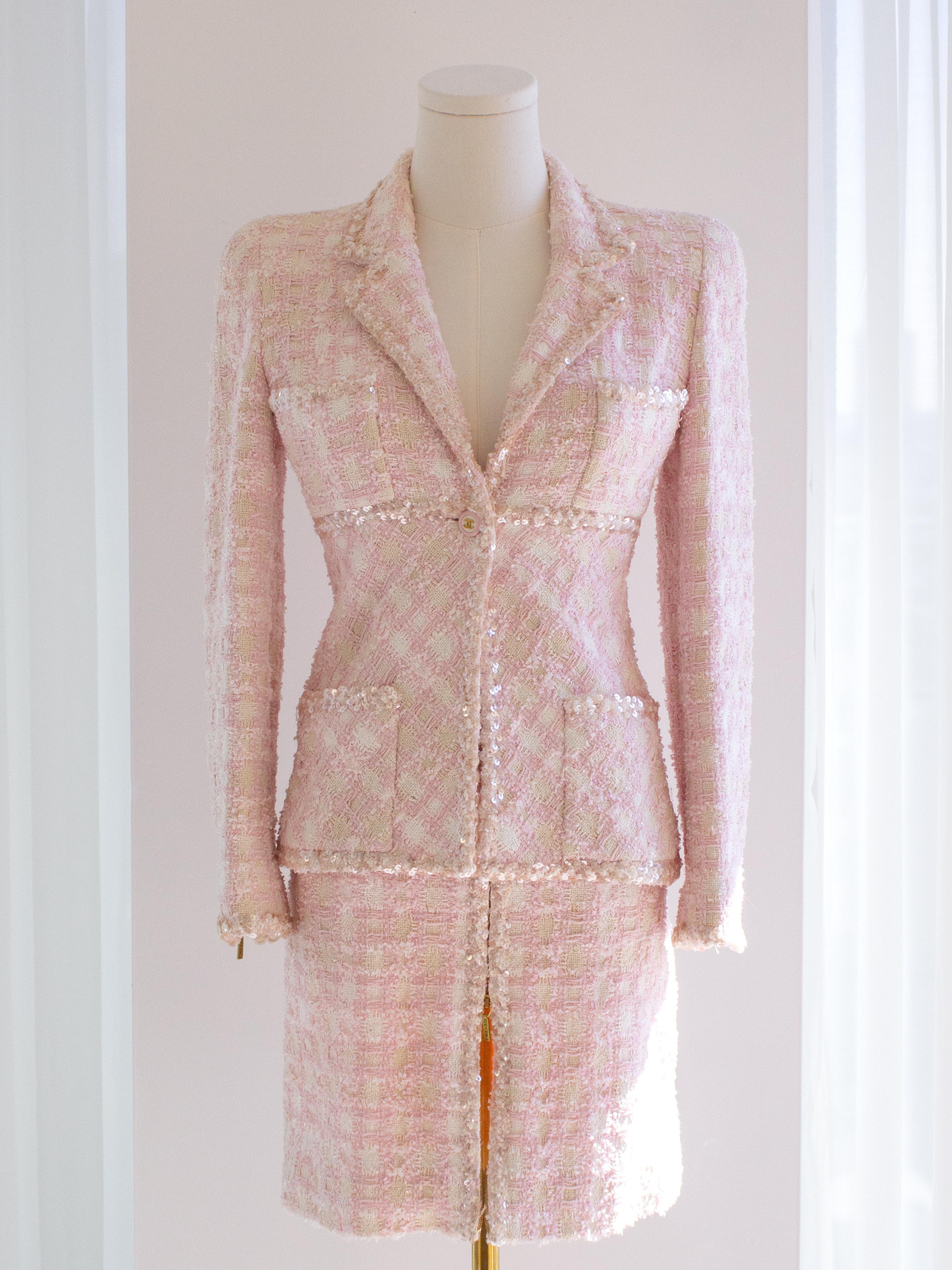 Iconic Chanel Vintage S/S1995 Barbie Pink Sequin Tweed 95P Jacket Suit In Good Condition In Jersey City, NJ