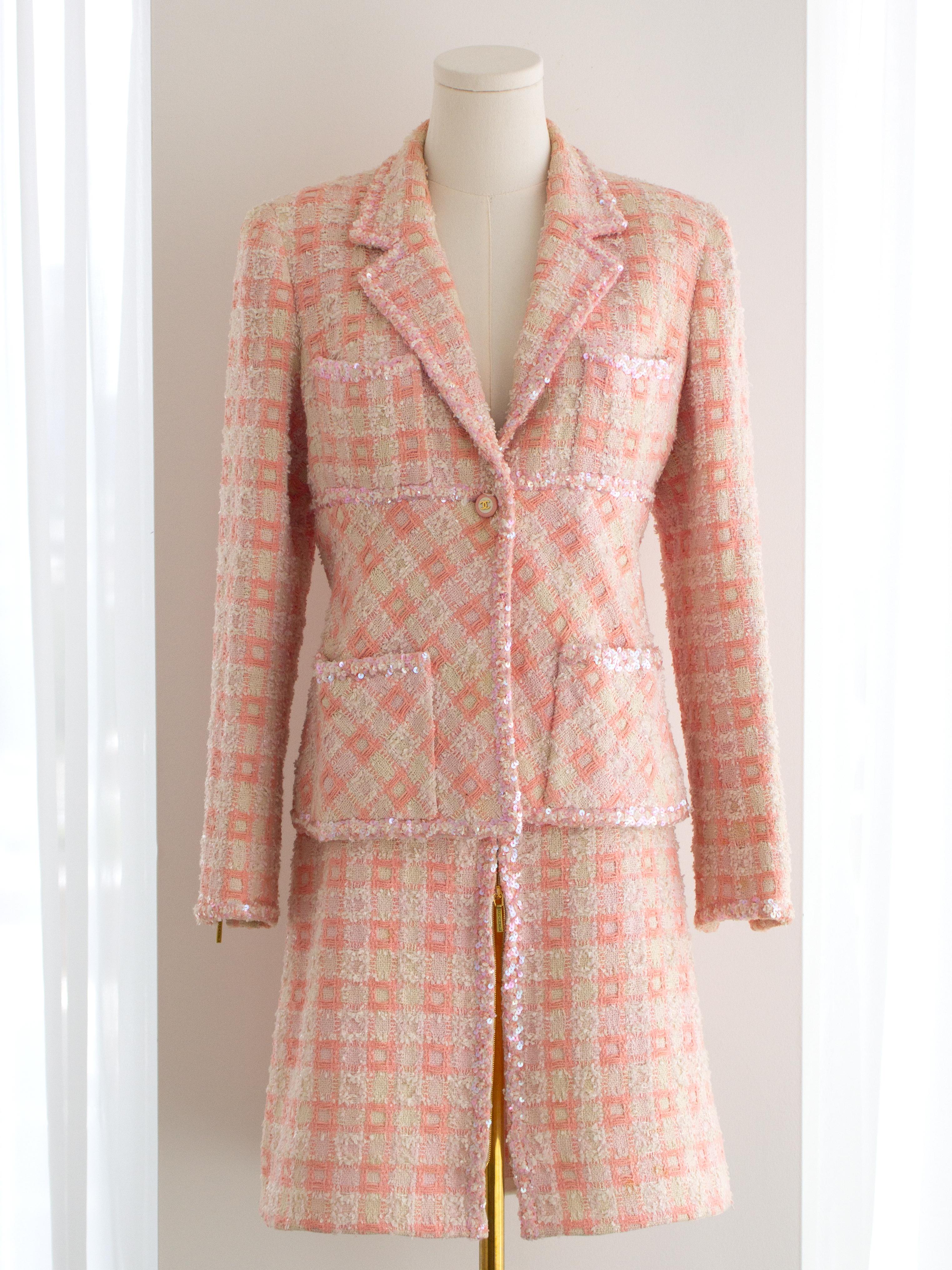 Iconic Chanel Vintage S/S1995 Barbie Pink Sequin Tweed 95P Jacket Suit In Fair Condition For Sale In Jersey City, NJ