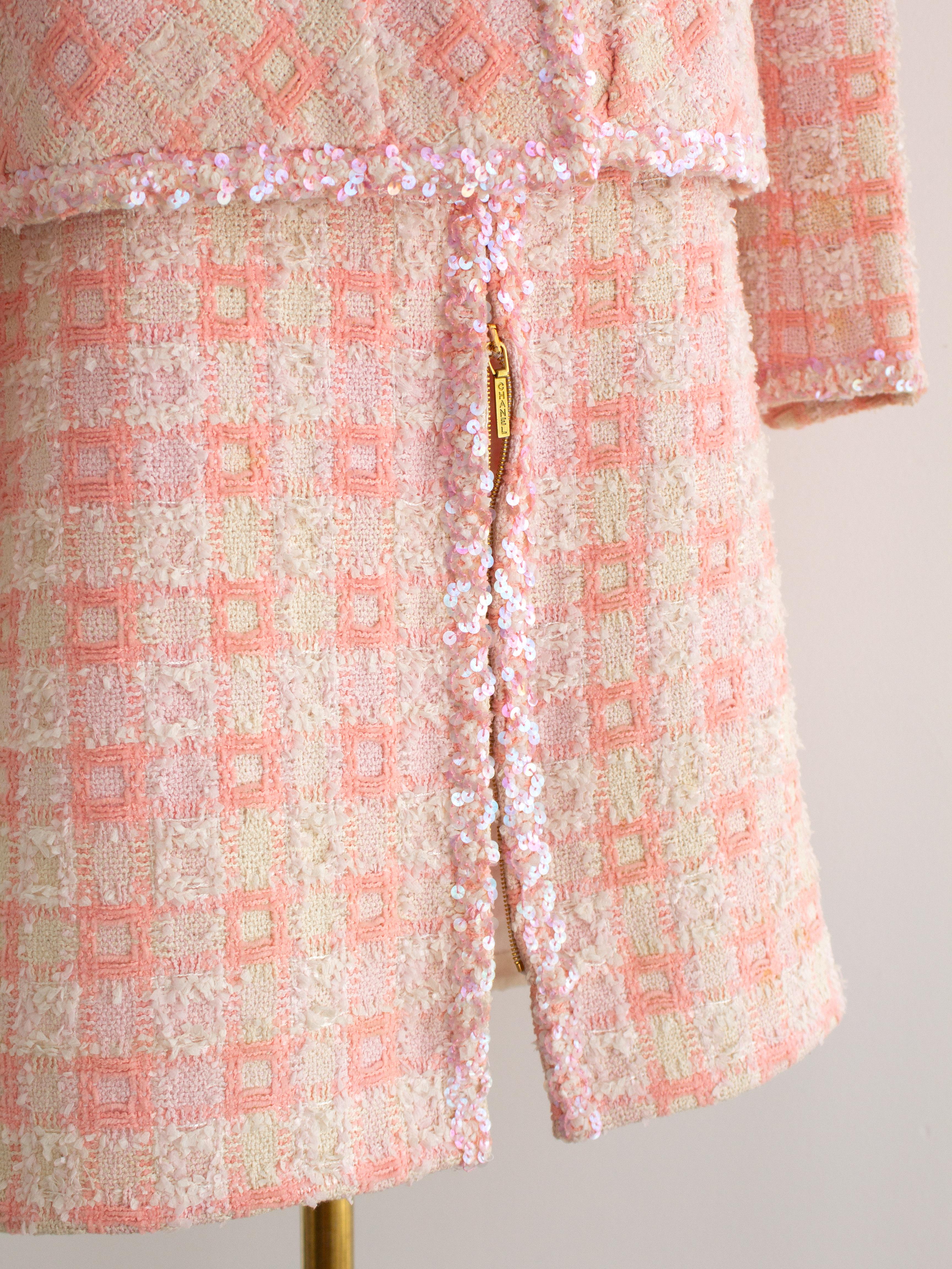 Iconic Chanel Vintage S/S1995 Barbie Pink Sequin Tweed 95P Jacket Suit For Sale 1