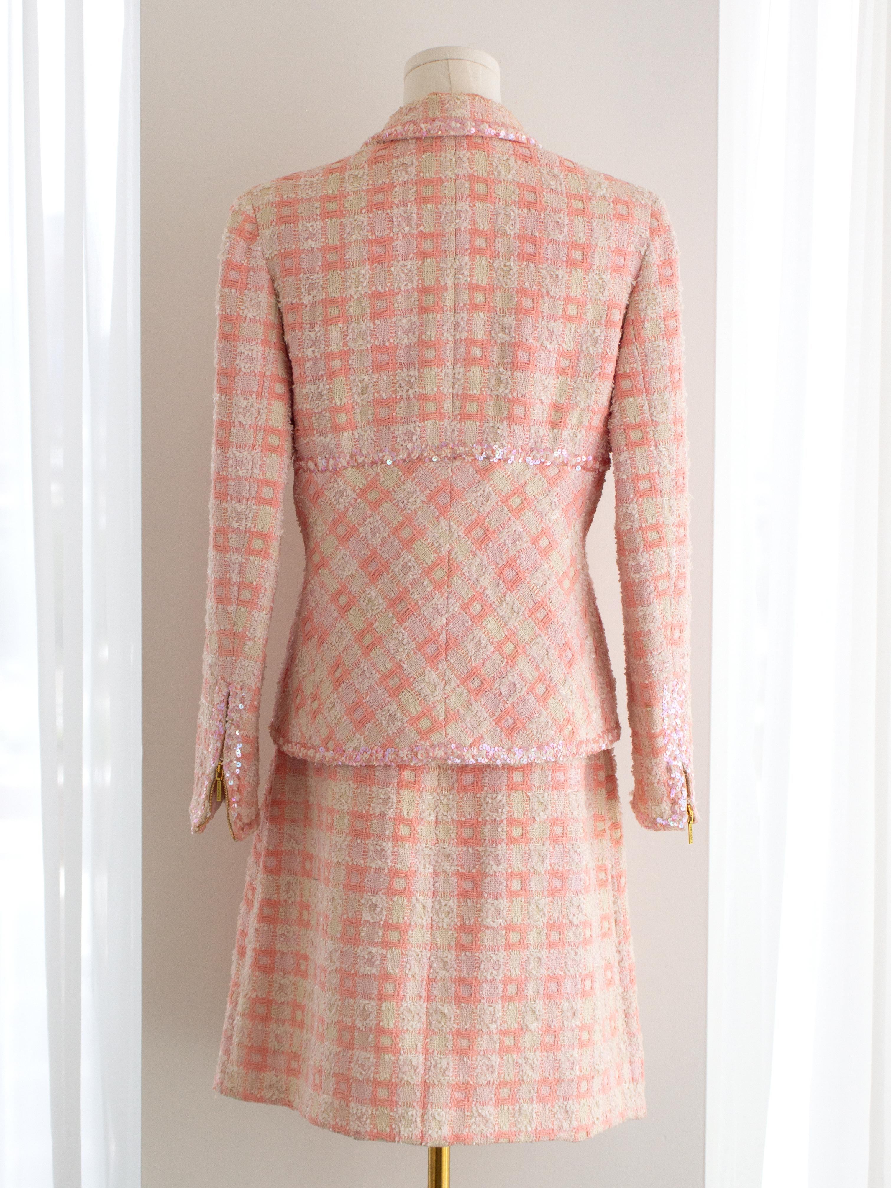 Iconic Chanel Vintage S/S1995 Barbie Pink Sequin Tweed 95P Jacket Suit For Sale 2