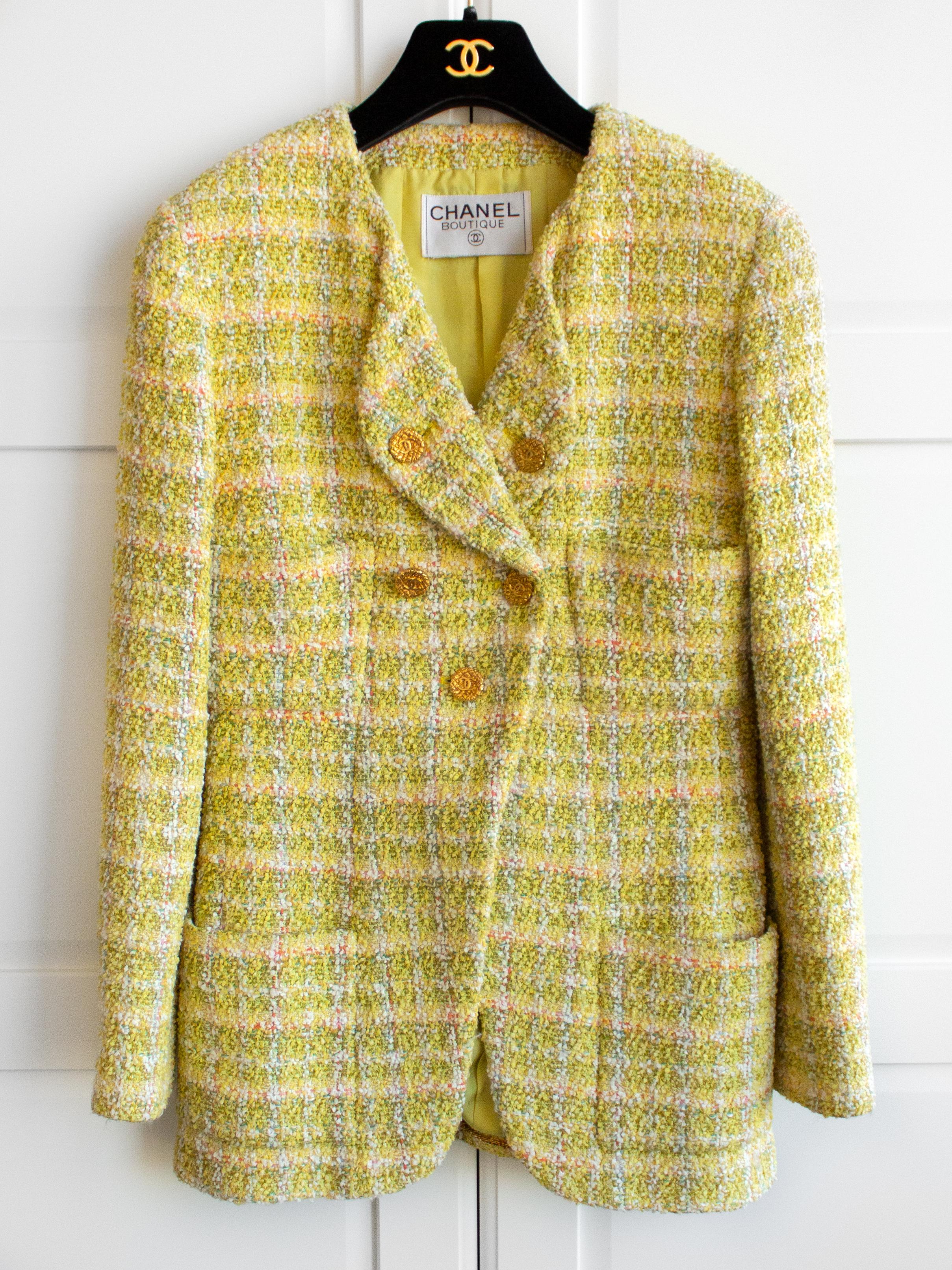 Iconic Chanel Vintage Spring 1994 Yellow Tweed Bra Shorts Jacket 94P Suit In Good Condition In Jersey City, NJ