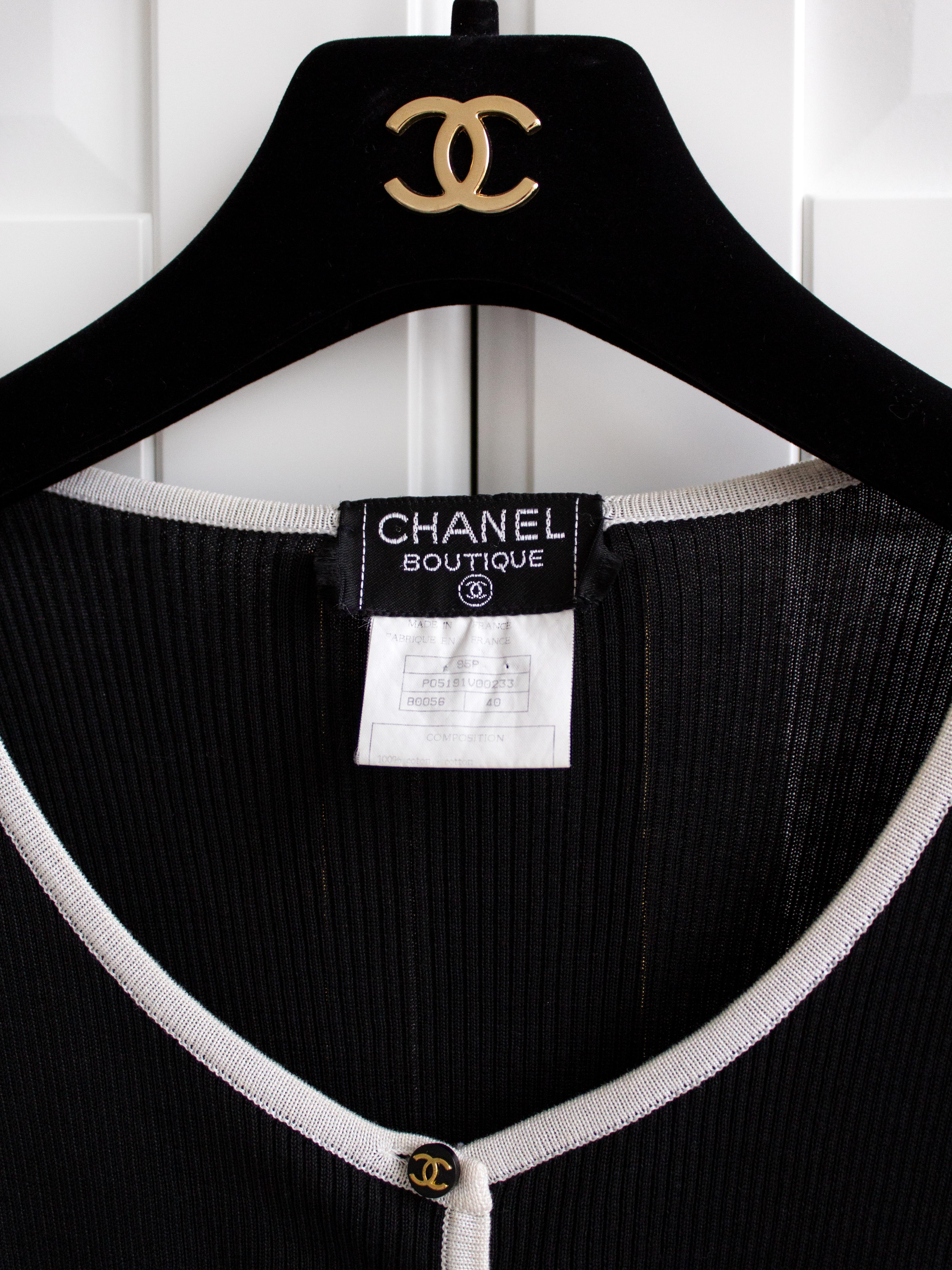 Ikonische Chanel Vintage Frühjahr 1995 Schwarz-Weiß gerippte CC 95P Cropped Strickjacke im Zustand „Gut“ im Angebot in Jersey City, NJ