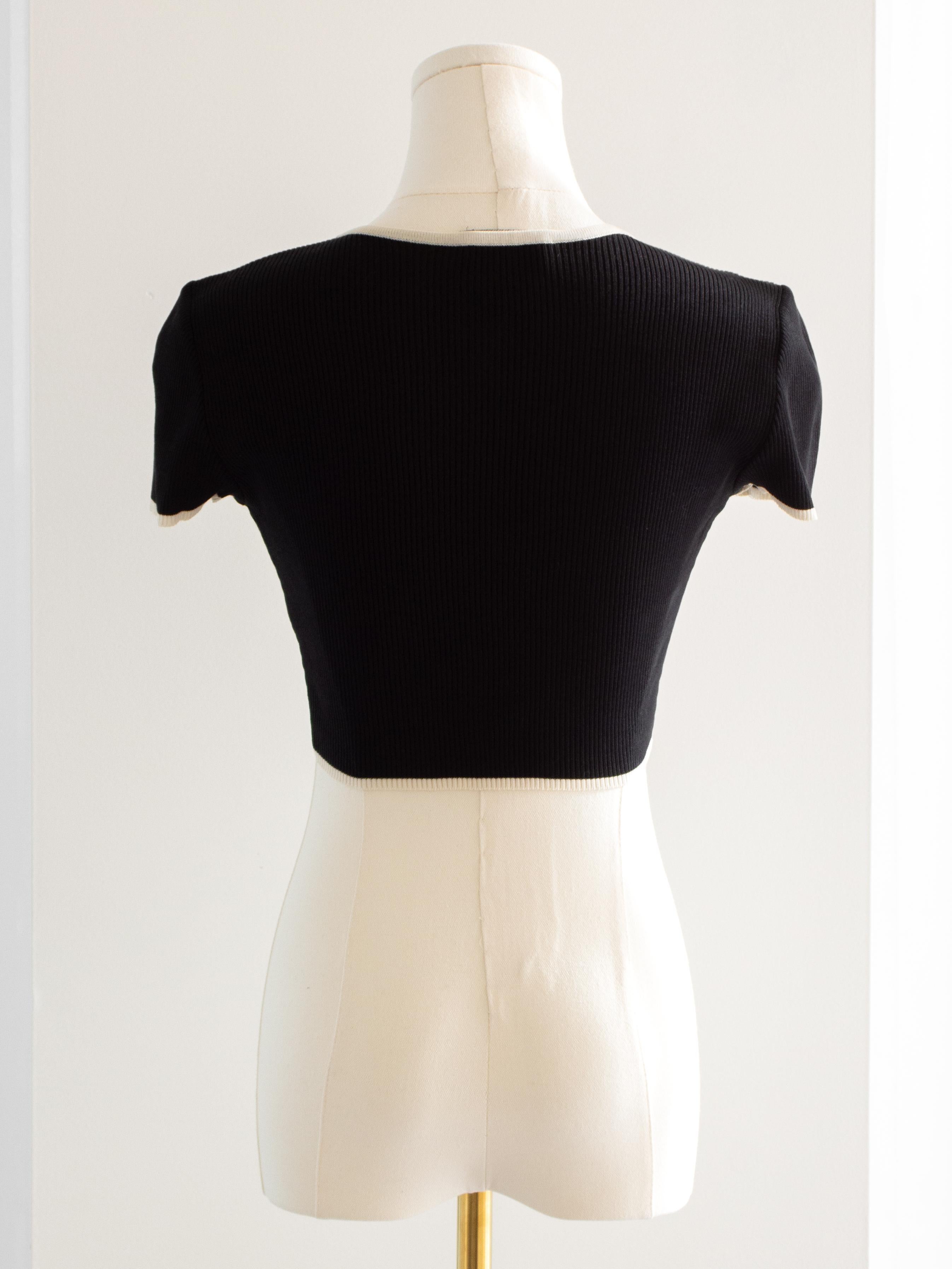 Iconic Chanel Vintage Spring 1995 Black White Ribbed CC 95P Cropped Cardigan In Good Condition In Jersey City, NJ