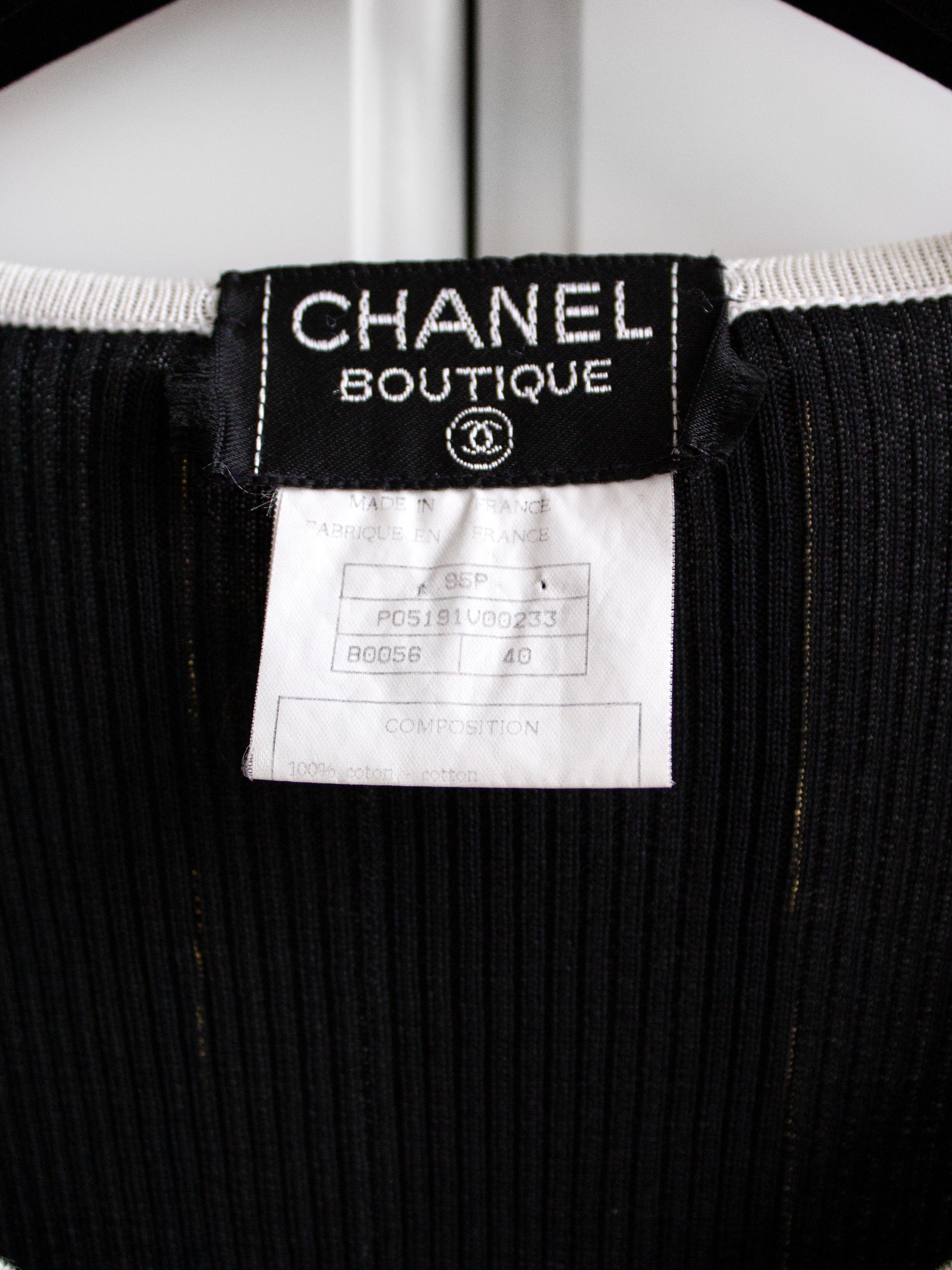 Ikonische Chanel Vintage Frühjahr 1995 Schwarz-Weiß gerippte CC 95P Cropped Strickjacke Damen im Angebot