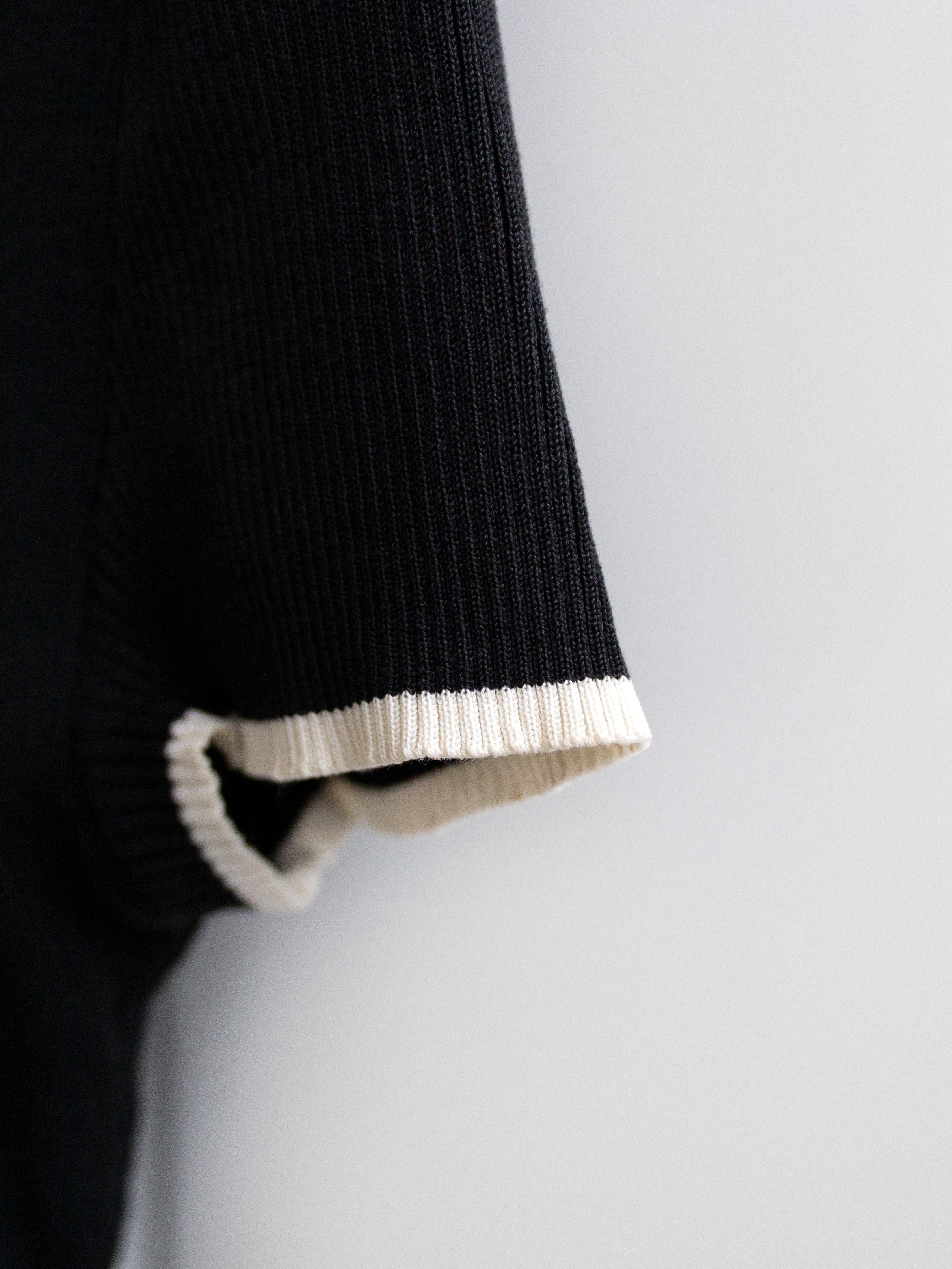 Women's Iconic Chanel Vintage Spring 1995 Black White Ribbed CC 95P Cropped Cardigan For Sale