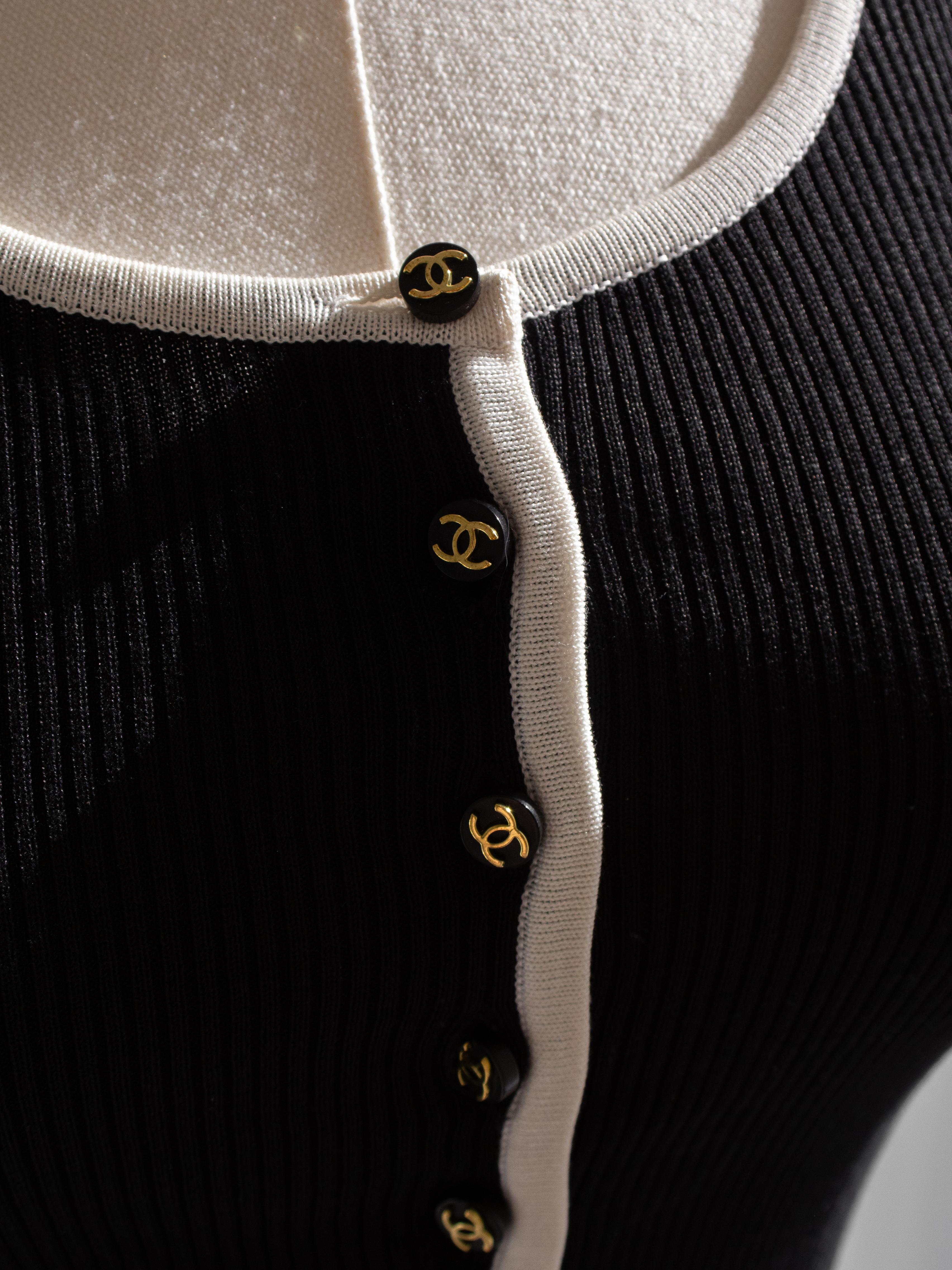 Iconic Chanel Vintage Spring 1995 Black White Ribbed CC 95P Cropped Cardigan 3