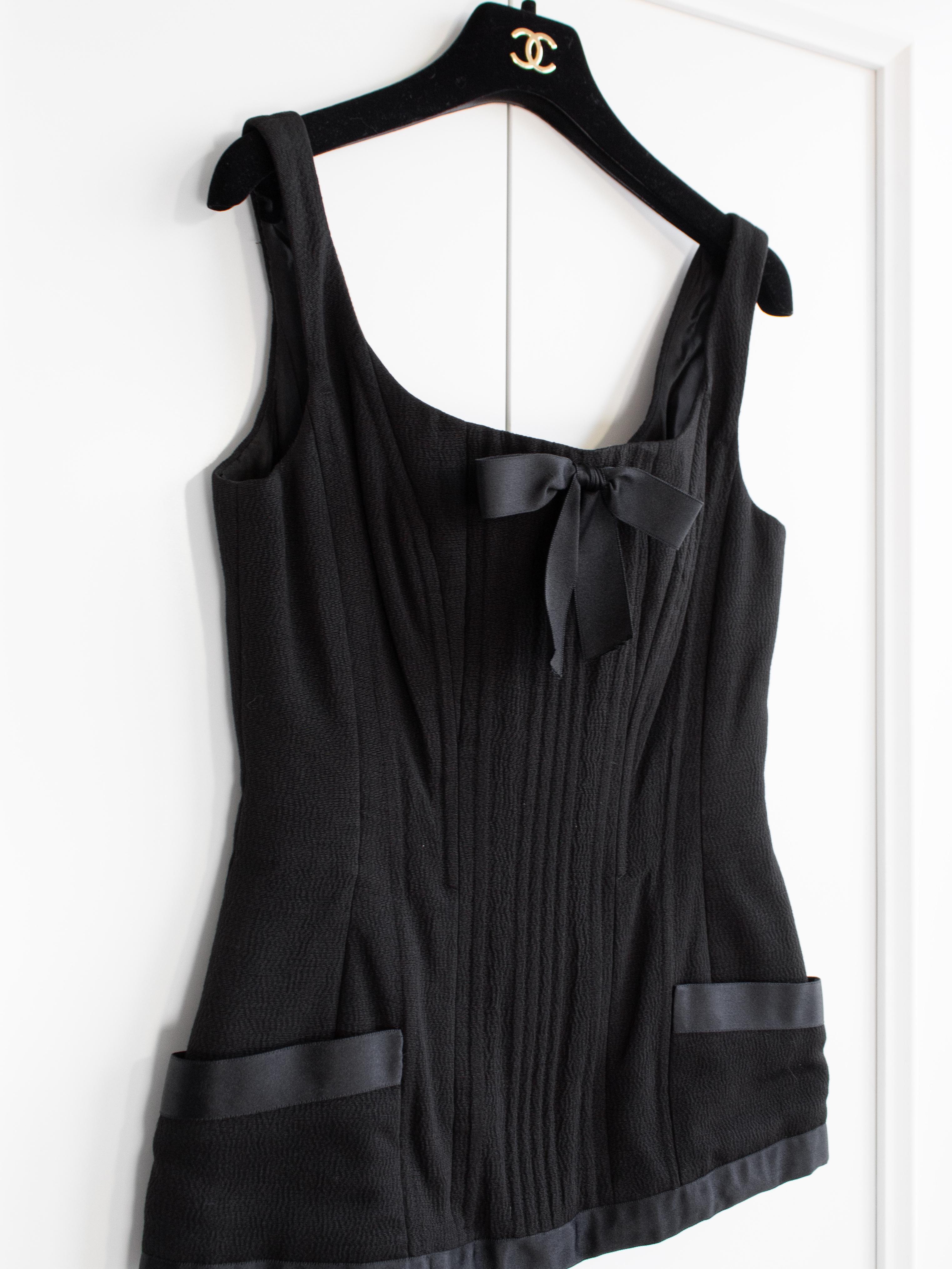 Ikonische Chanel Vintage Frühjahr/Sommer 1993 Schwarzes Korsett-Oberteil aus Seide mit Schleife 93P 3
