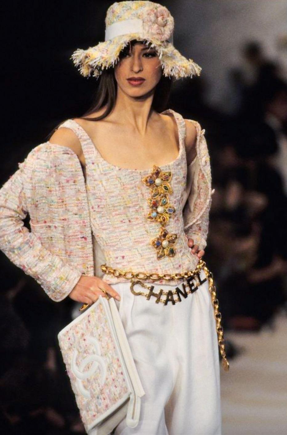Ce top corset en tweed est une pièce emblématique de la collection printemps/été 1993 de Chanel, qui a notamment été porté par Claudia Schiffer et Kate Moss. Doté d'une encolure carrée et d'une silhouette structurée, il est confectionné en tweed