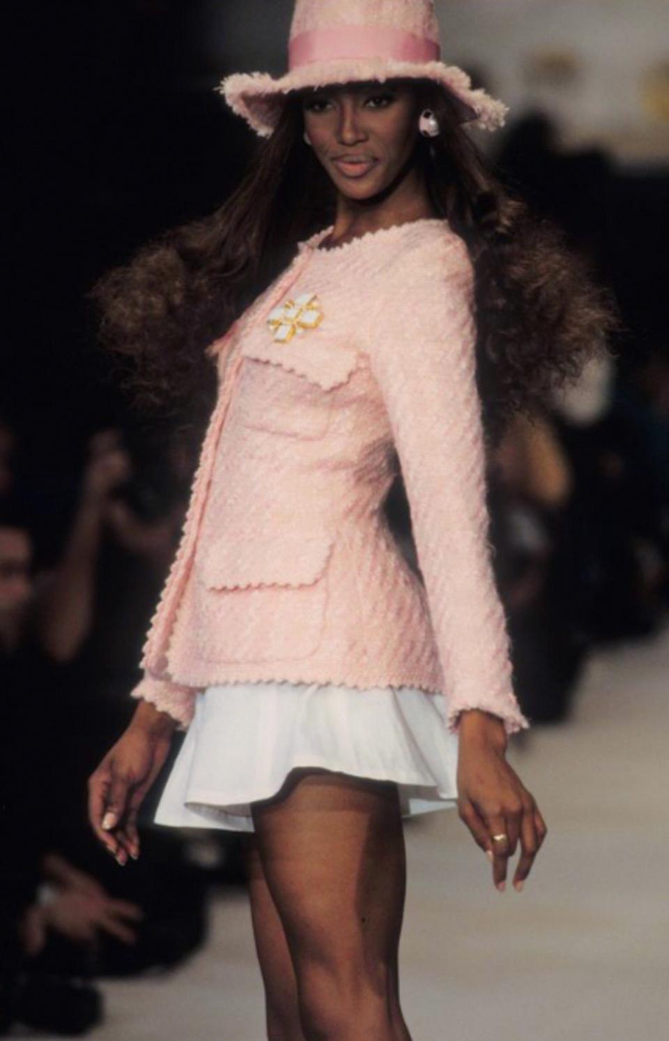 Veste emblématique Chanel Vintage printemps/été 1993 Runway en tweed rose fantaisie 93P Bon état - En vente à Jersey City, NJ