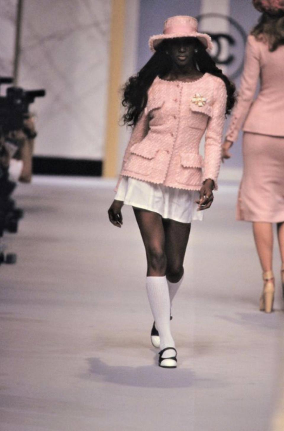 Veste emblématique Chanel Vintage printemps/été 1993 Runway en tweed rose fantaisie 93P Pour femmes en vente