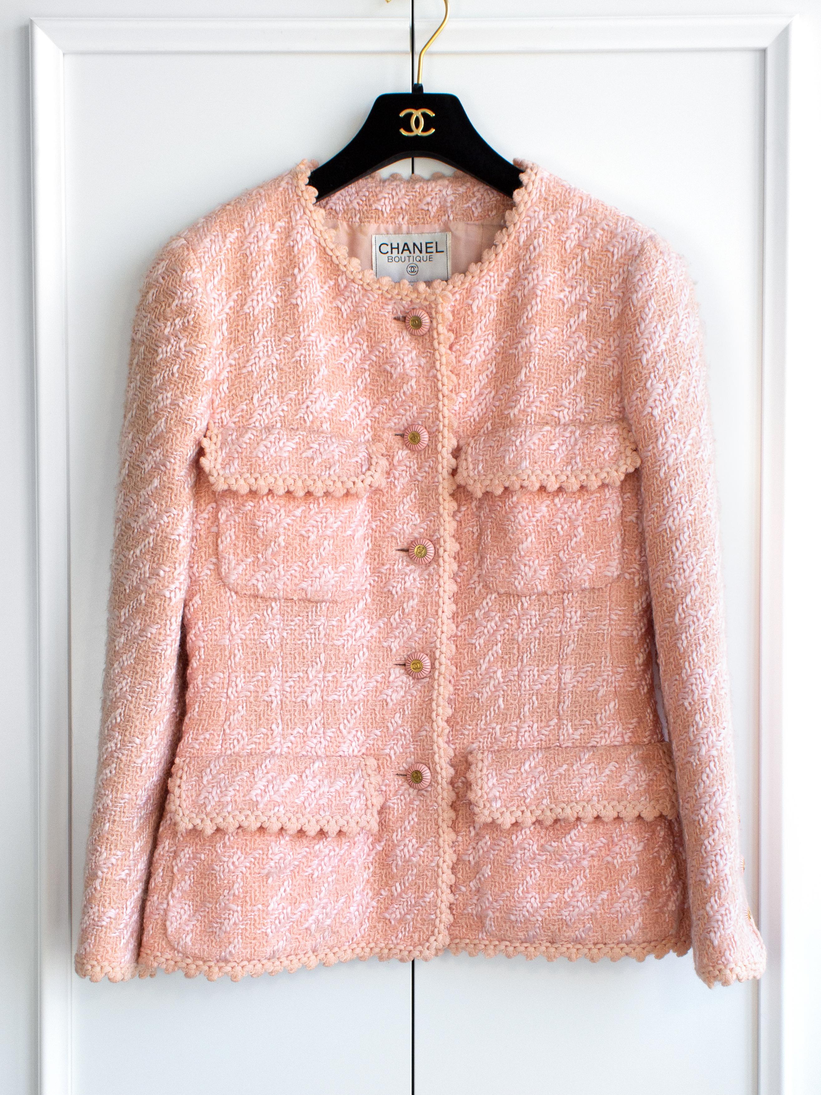 Ikonische Chanel Vintage Frühjahr/Sommer 1993 Laufsteg Rosa Fantasie Tweed 93P Jacke im Angebot 1