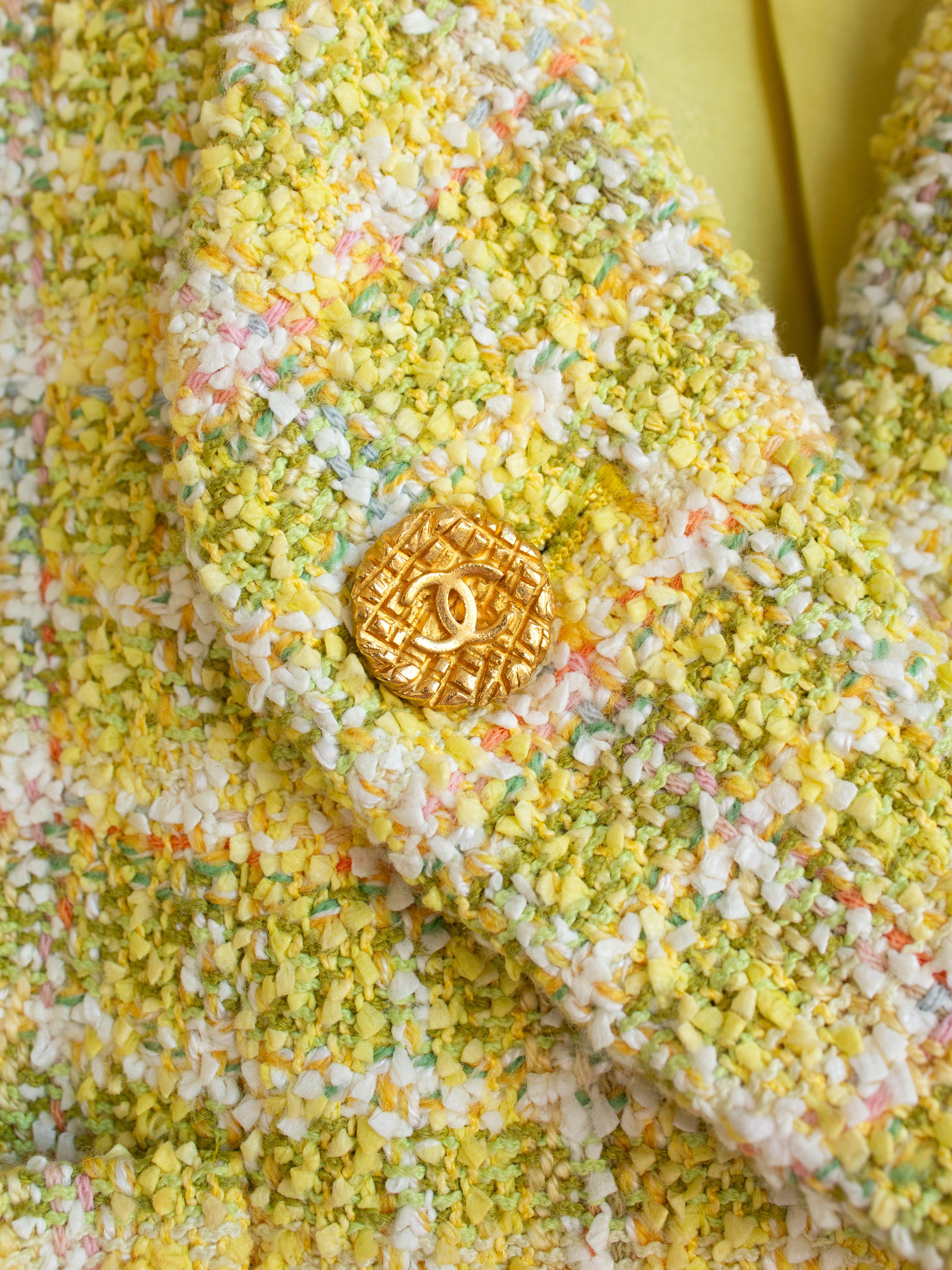 Iconic Chanel Vintage Spring/Summer 1994 Yellow Gold Tweed 94P Jacket  For Sale 6