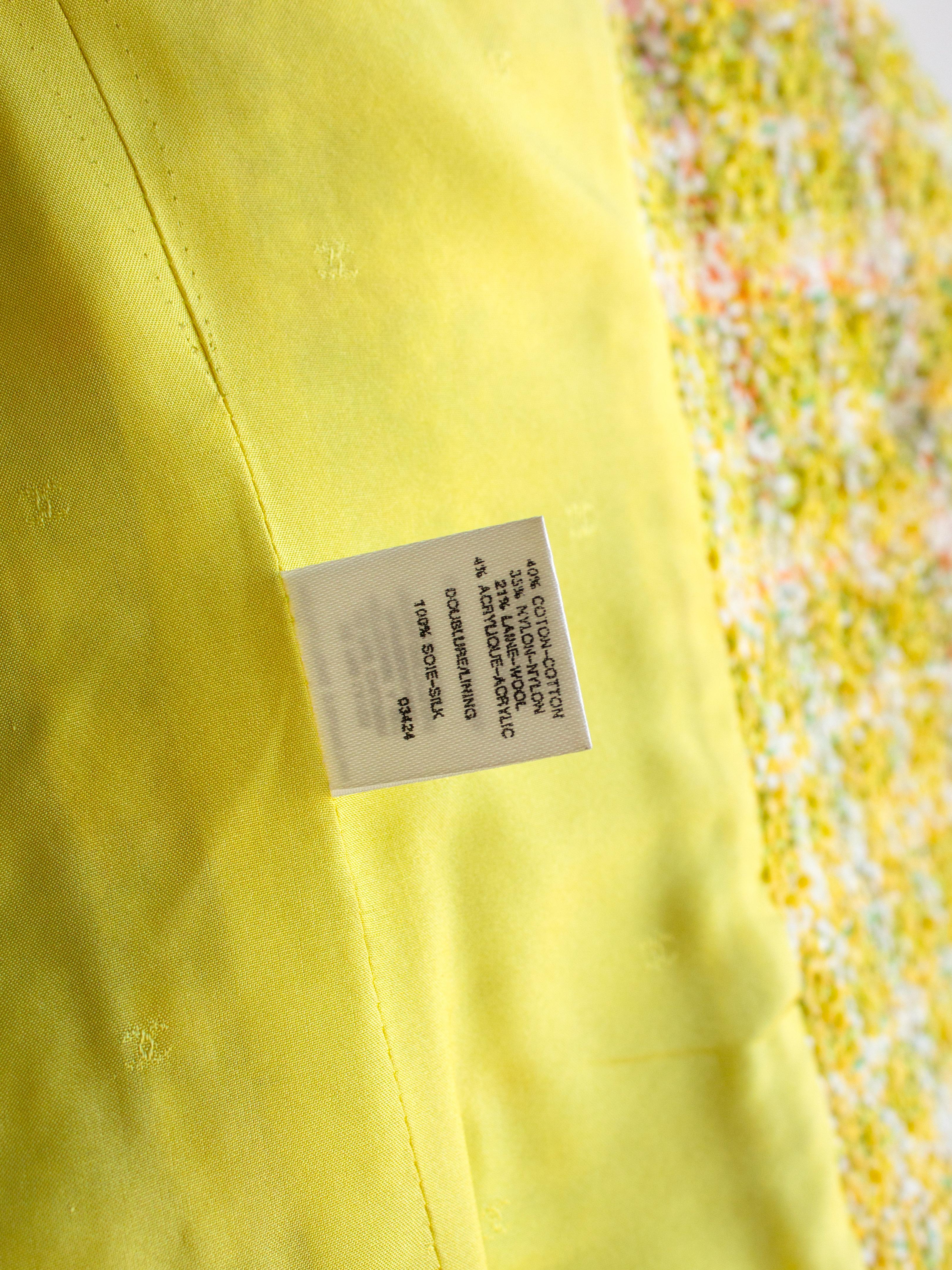 Veste emblématique Chanel vintage printemps/été 1994 en tweed jaune et or 94P  en vente 10