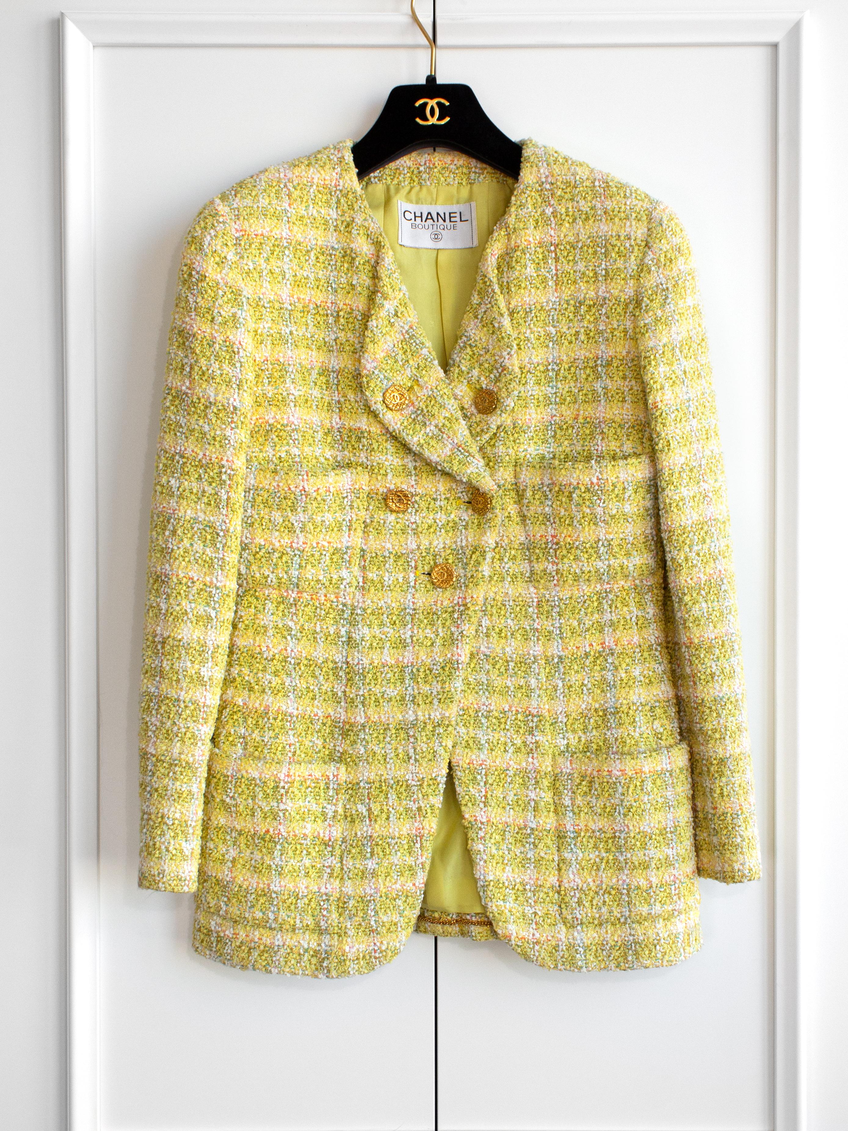 Veste emblématique Chanel vintage printemps/été 1994 en tweed jaune et or 94P  en vente 1