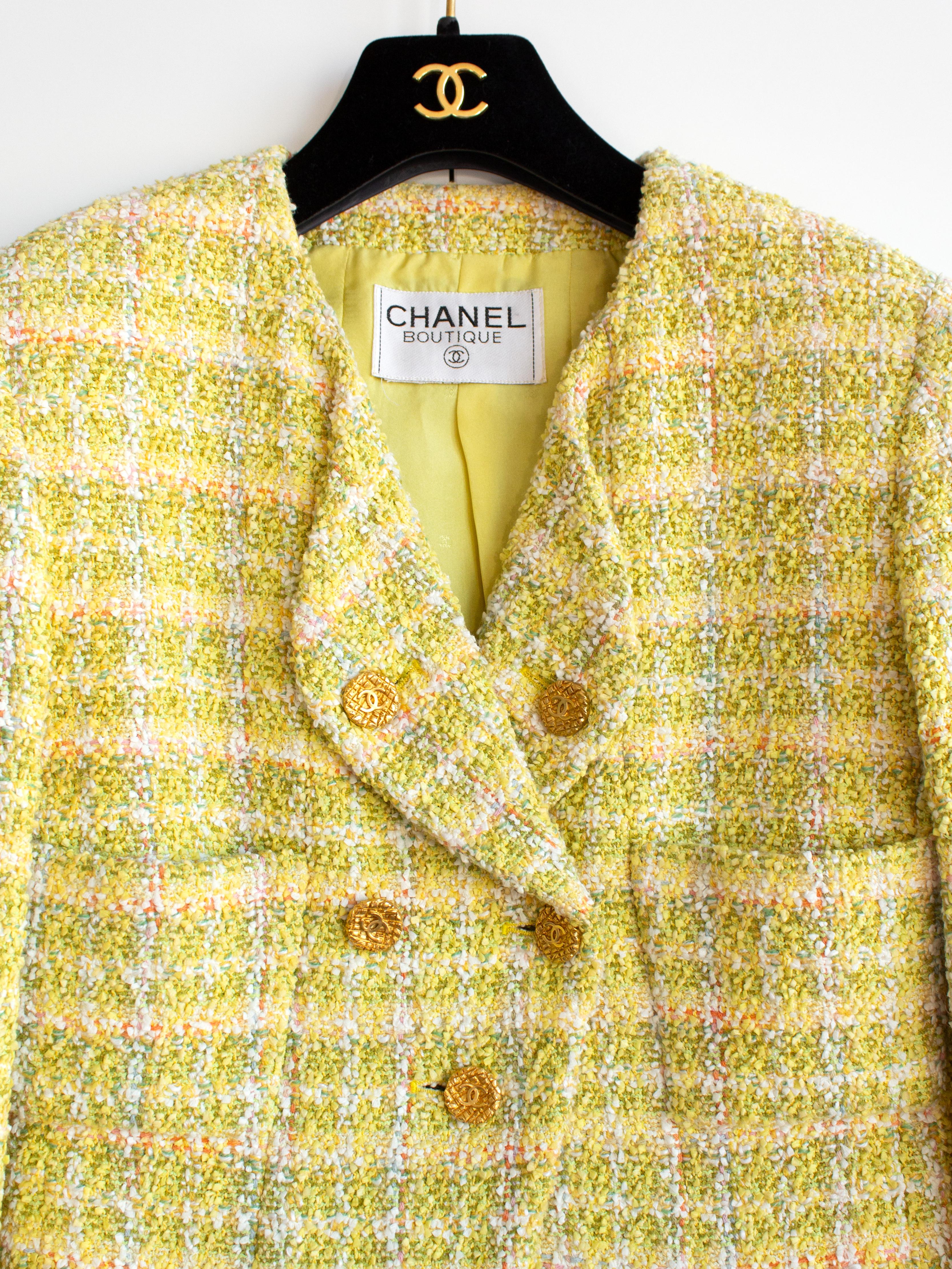 Veste emblématique Chanel vintage printemps/été 1994 en tweed jaune et or 94P  en vente 3