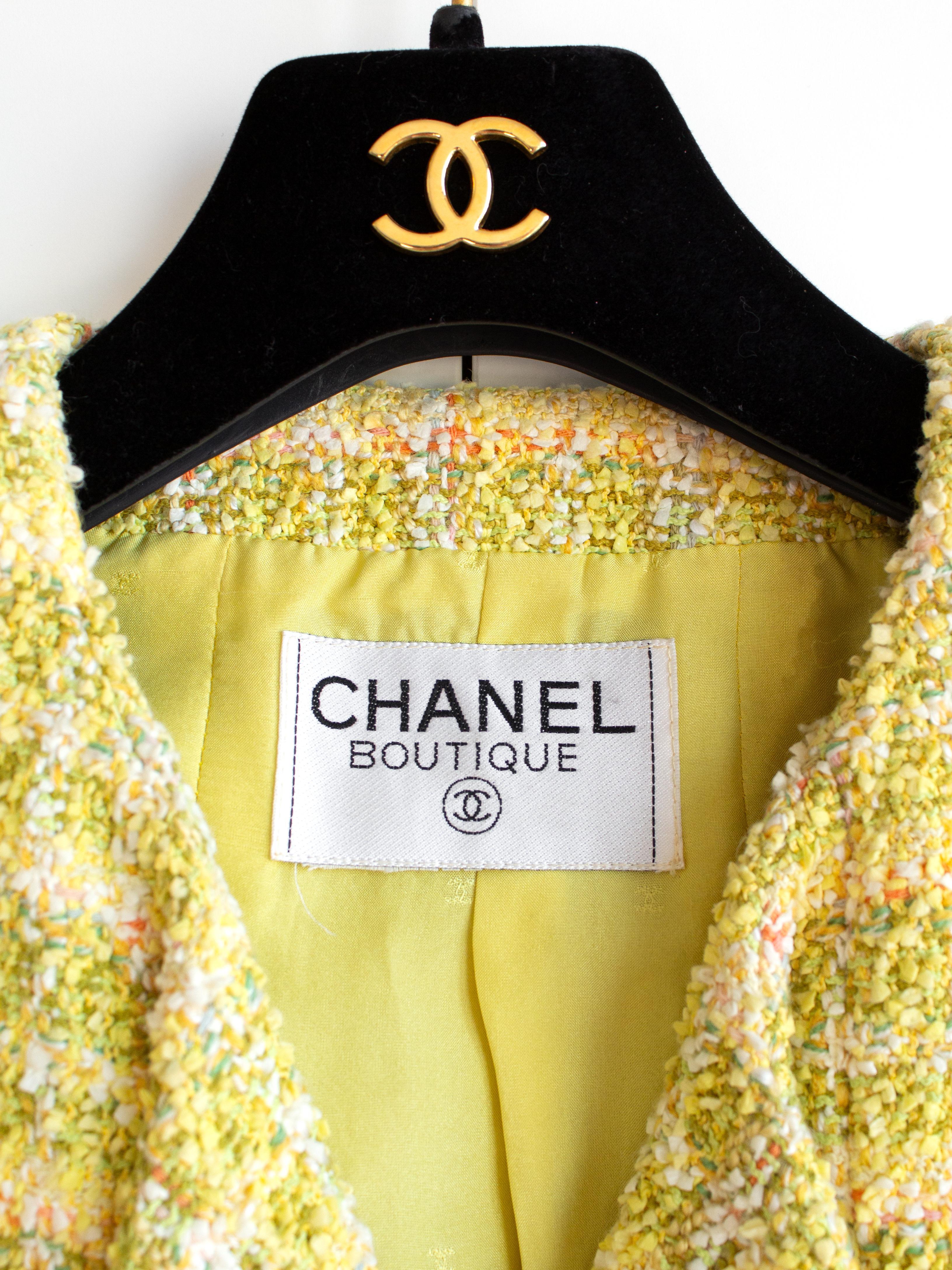 Veste emblématique Chanel vintage printemps/été 1994 en tweed jaune et or 94P  en vente 4