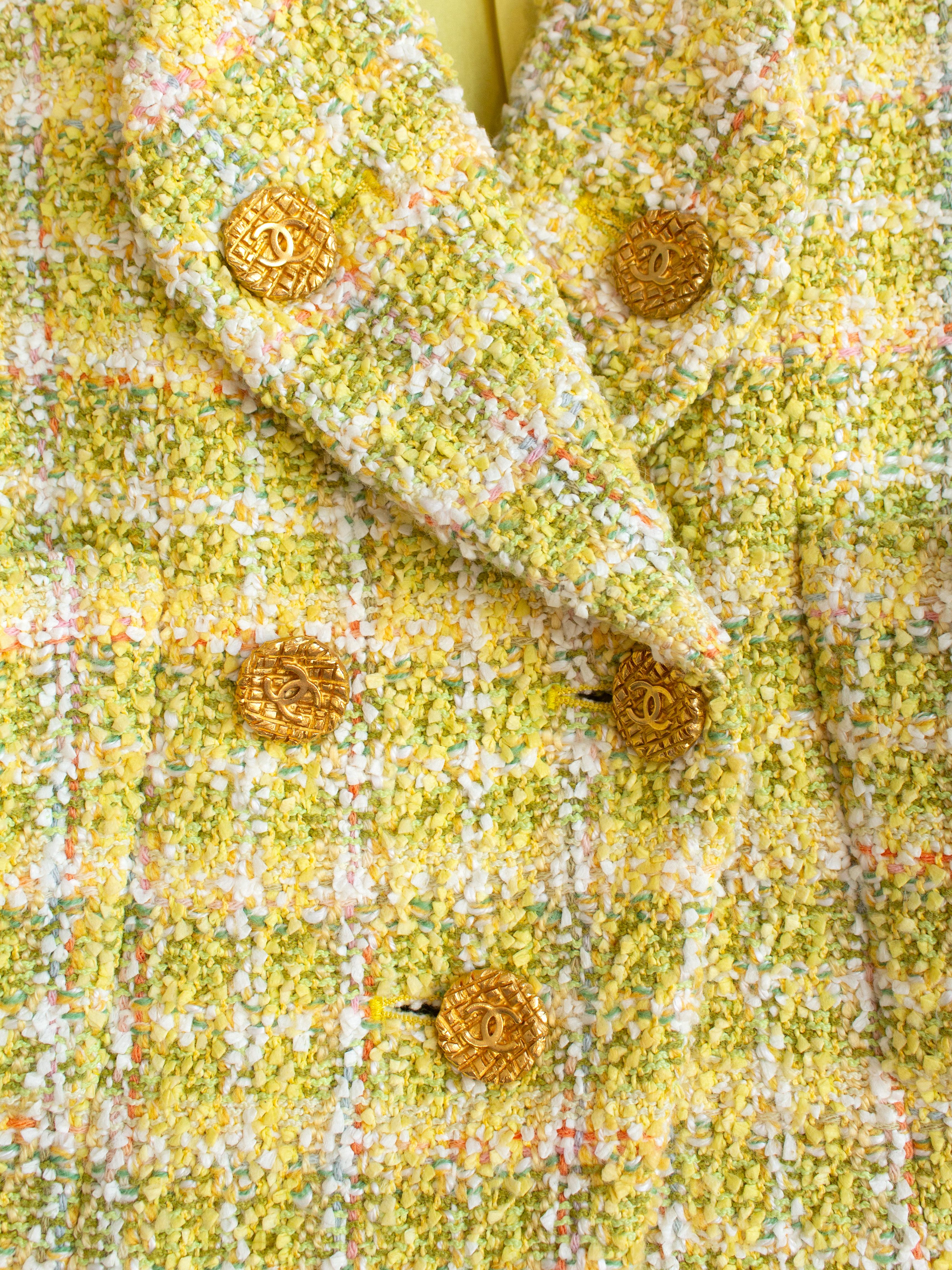 Veste emblématique Chanel vintage printemps/été 1994 en tweed jaune et or 94P  en vente 5