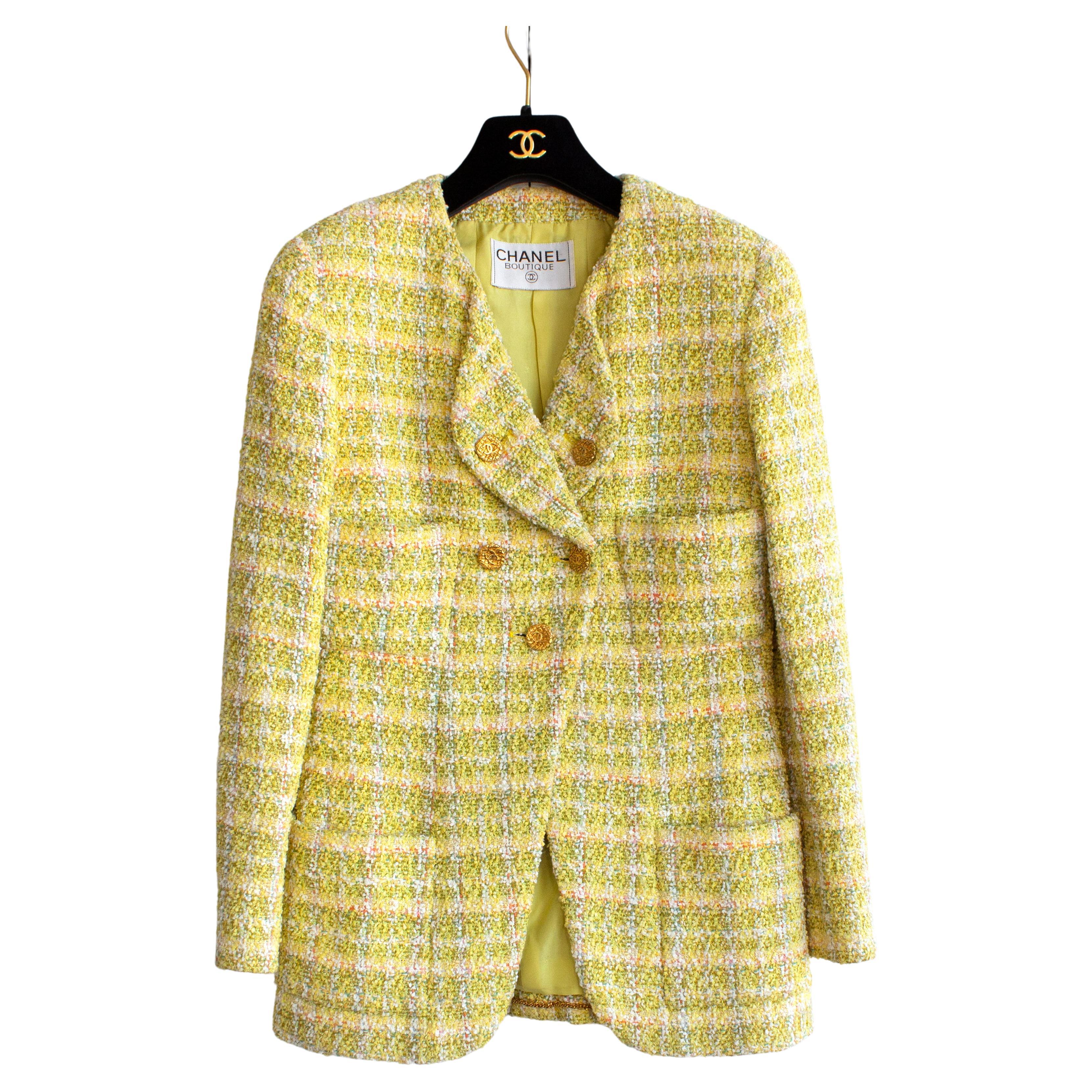 Veste emblématique Chanel vintage printemps/été 1994 en tweed jaune et or 94P  en vente