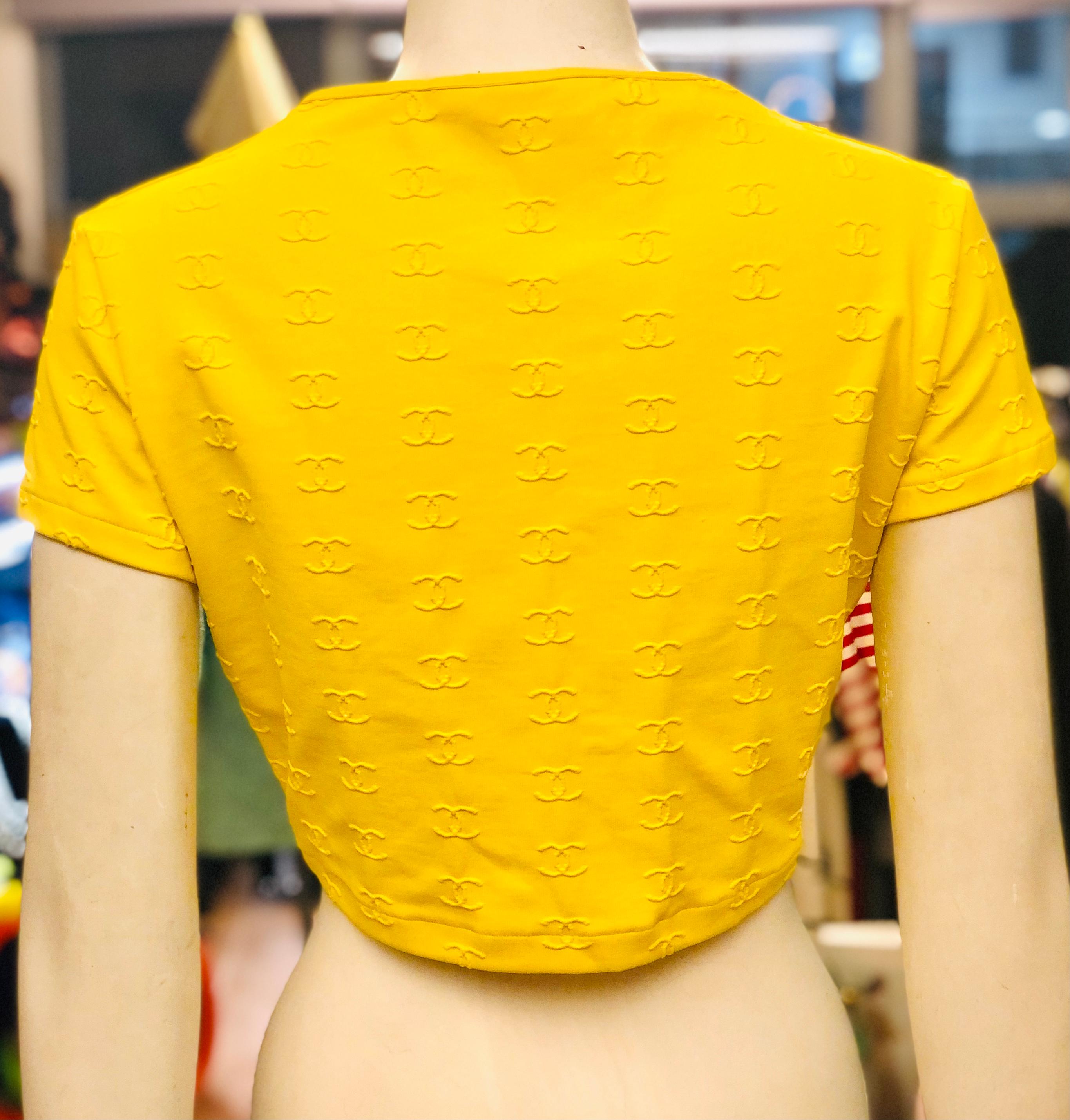 Ikonisches Chanel Gelbes CC-Cropped-Top im Zustand „Hervorragend“ im Angebot in Sheung Wan, HK